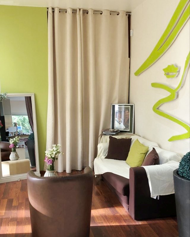 la retraite a sonné ! VRAIE OPPORTUNITE pour la personne qui prendra la suite (avec autant de passion) d'une Boutique implantée au même endroit depuis 33 ans bénéficiant d'une clientèle très variée (18 à 80 ans) et extrêmement fidèle. Elle offre un très large choix de produits : prêt à porter et tenues de cérémonies, chaussures, sacs, foulards, bijoux... Style ville, chic, bohême dans toutes les tailles (36/60) et pointures (34/42).
Les clientes peuvent être équipées de la tête aux pieds. 120 m2 surface vente
La reprise serait très facile puisqu'il suffit de poursuivre ce qui est mis en place avec l'assistance d'une employée présente depuis plusieurs années.
Si besoin, je peux également assister le temps nécessaire.
Le prix du FDC est proposé très bas pour aider l'éventuel acquéreur à faire l'acquisition des murs et du stock : REEL  AVANTAGE pour investir en même temps.
Le local est dans une zone industrielle et commerciale (proche grande surface) en permanent développement, avec parkings gratuits.
Si vous avez du goût, et l'envie d'avoir votre propre boutique, c'est une bonne solution pour vous ! A bientôt