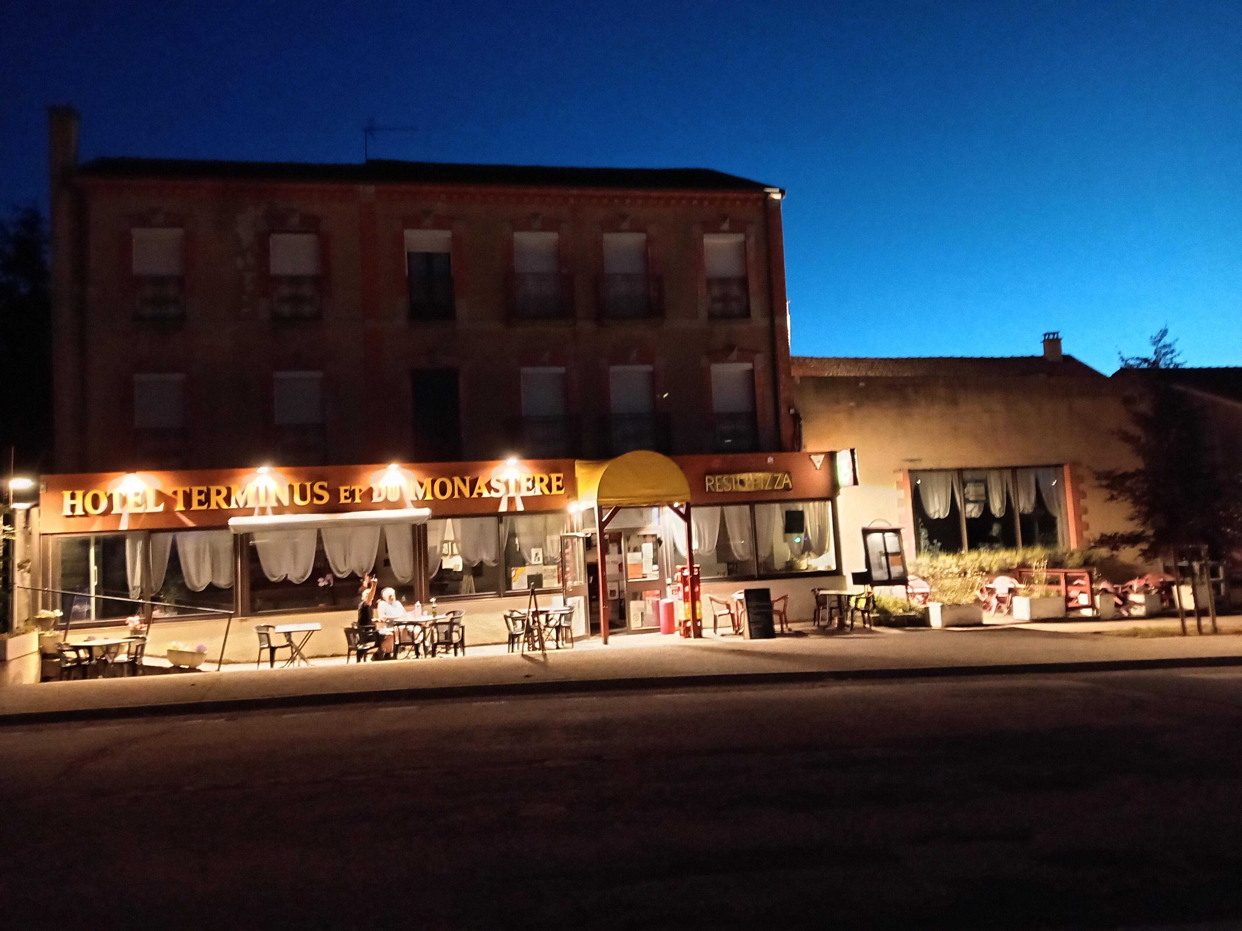 IMMEUBLE DE 700 M2
Cession d’un immeuble qui serre actuellement de bar, restaurant et hôtel à rénover en gite ou tout type d’hébergement touristique ou autre, plusieurs possibilités d’accès indépendants.
Cette structure a un fort potentiel de développement au vue de son implantation touristique. Très belles terrasses devant l’établissement.
Terrasse sur le côté de l’établissement.
Possibilité de faire un appartement de fonction à l’étage chambres mansardées.
Salle de séminaire à rénover au sous sol ou logement pour personnel.
Cuisine professionnel bien équipée et opérationnelle.
Foncier 2500 € // Pas de personnel à reprendre.
Les chambres ont besoin de rafraîchissement .
Très bon emplacement sur axe principal, affaire à développer pour personnes motivées. Actuellement ouvert de Mai à Toussaint.
Nous avons tenu cet établissement de 1991 à 2006, nous l’avons repris en 2018 pour éviter de le laisser fermer.
Des photos supplémentaires sont disponibles uniquement, si vous me donnez un numéro de portable avec un nom valide.
La vente est indissociable ("fonds de commerce et les murs"), donc le montant du bien est de 220000 €.
Possibilités multiples ( vous pouvez vendre la licence, le matériel etc) est transformer en grande maison d'habitation , terrasse de 200 m2 sur 2 niveaux et plus garage dessous sous réserve.
Consommation énergie primaire : 62 kWh /m2/an