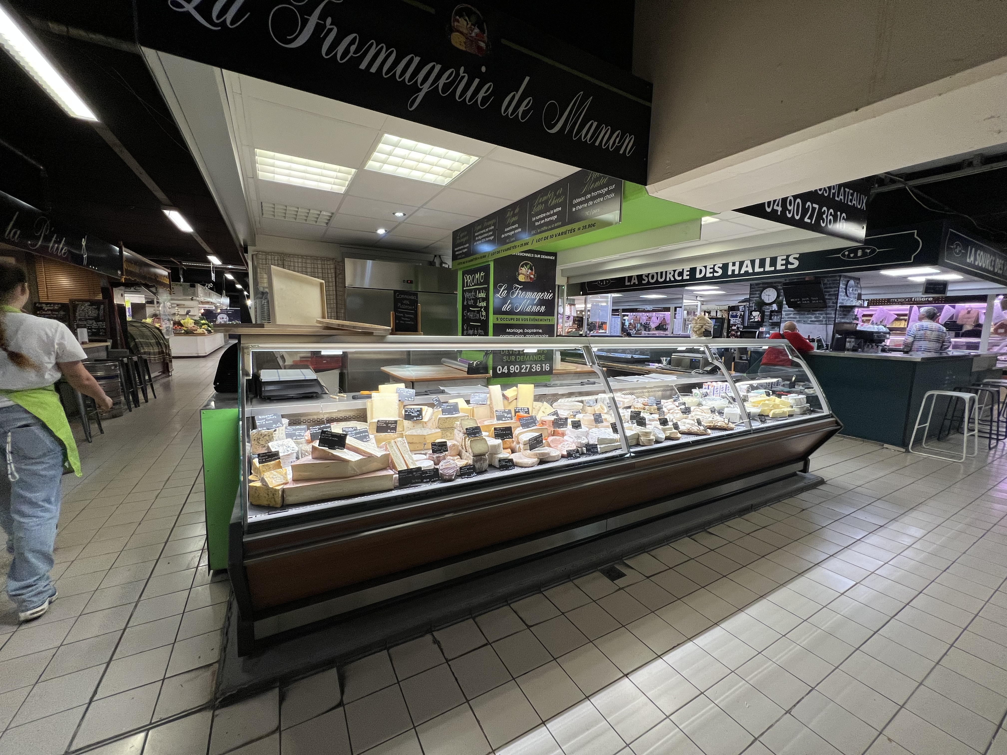 Bonjour , vente du fond de commerce de notre fromagerie placé dans Les Halles d’Avignon ! 

Matériel quasiment neuf , table de dégustation rien à prévoir , poste prêt à travailler ! 

Nous vendons car nous avons déjà une première fromagerie depuis 5 ans et je n’arrive pas à gérer les deux en même temps . 

Le prix est bas et très intéressant en vue de l’emplacement ! 

Nous souhaitons juste nous rembourser notre mise afin de pouvoir vite la vendre pour se consacrer à la première .