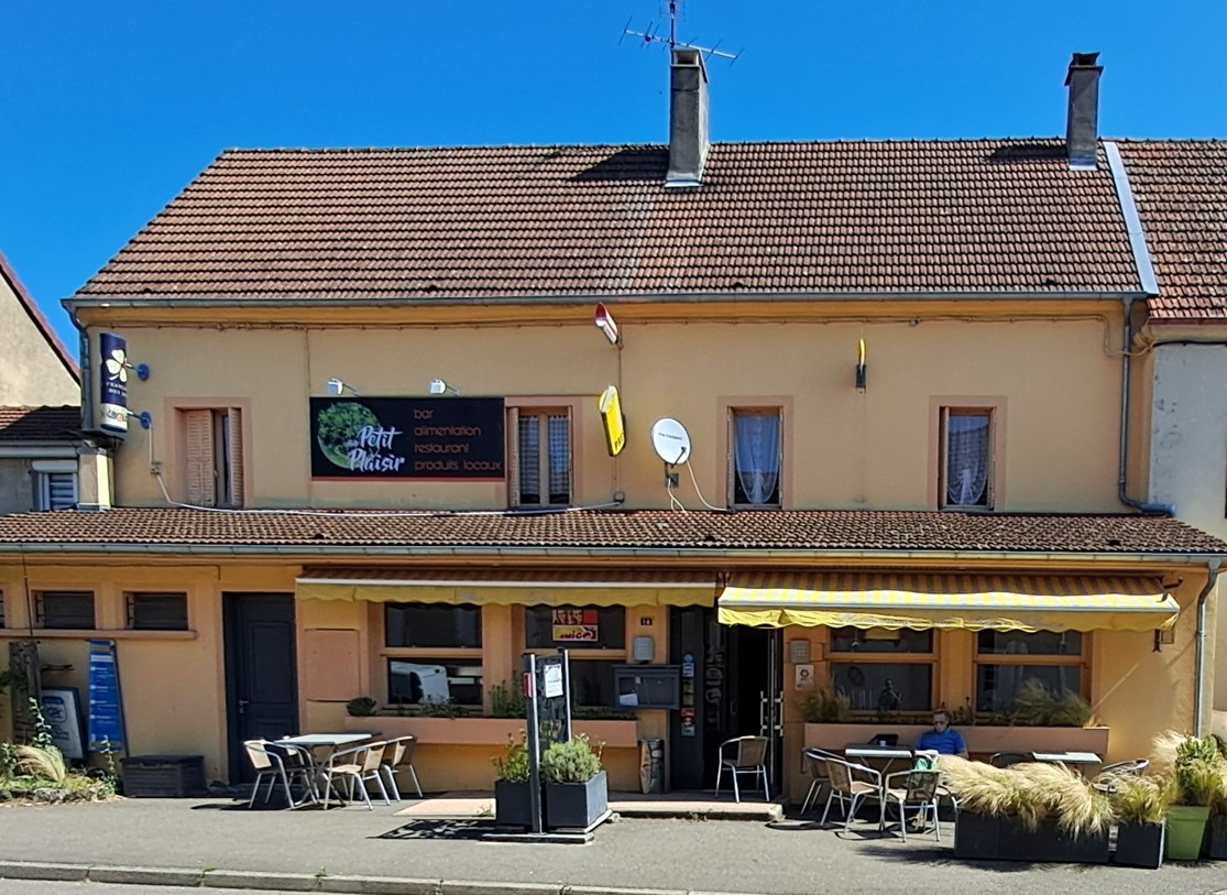 La commune de Saint-Émiland (en Bourgogne du Sud) recherche un exploitant pour son ets multiservices structurant : bar-restaurant avec licence IV, épicerie de dépannage et services de proximité (Relai Poste Commerçant, Presse, FDJ, relais colis…).
	Situé sur un axe passant entre Chalon-sur-Saône et Autun, au cœur d’un village de 335 habitants et d’un bassin de vie regroupant plusieurs communes (3.000 ha), le projet répond à une attente locale forte, en l’absence d’offre équivalente à proximité.
	Les murs, la licence IV ainsi qu’une grande partie du matériel (cuisine entièrement équipée) sont mis à disposition par la collectivité. Le bâtiment fait l’objet d’une rénovation complète, pour une exploitation prévue à compter de l’automne 2026.
	Capacité d’environ 50 couverts, terrasse, cuisine professionnelle équipée, espace épicerie et logement d’habitation T4 à l’étage (loyer attractif).
	Projet destiné à un entrepreneur ou un couple disposant d’une expérience en restauration et d’un intérêt pour une activité de proximité.
	Visite, dossier complet et informations complémentaires sur demande.