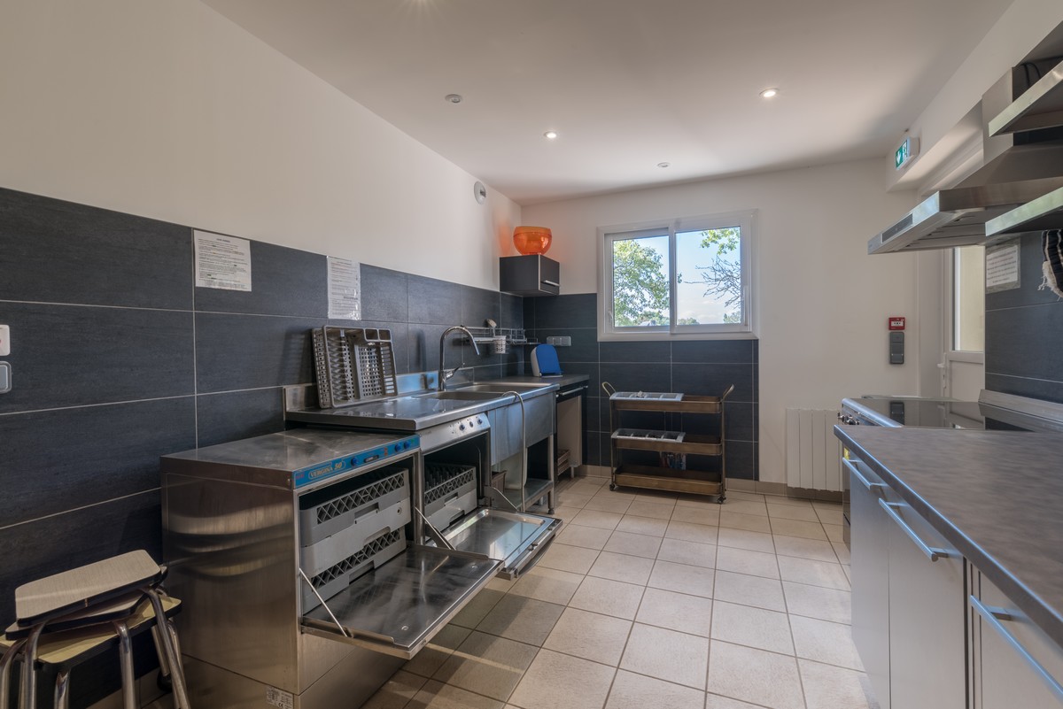 A 7 km de la mer, domaine en zone naturelle constitué d’une grande maison (type FOLIE NANTAISE) entièrement restaurée comprenant 

-	2 chambres meublées avec sanitaires privatifs pour chacune
-	1 suite familiale  meublée : 2 chambres communicantes et leurs sanitaires collectifs
-	 1 suite familiale meublée : 1 chambre avec sanitaires privatifs et salon de musique attenant
Sur site, en plus de la grande maison,  deux appartements indépendants :
-	1 appartement meublé composé d’une entrée,  sanitaires, séjour avec cuisine US aménagée donnant sur terrasse carrelée avec BBQ en dur, local vélos, jardinet, et à l’étage une chambre mansardée (location estimée 750 €/mois)
-	1 appartement meublé composé d’une entrée, salle d’eau avec douche 140, WC séparés, séjour avec cuisine aménagée donnant sur une vaste véranda, une chambre donnant sur véranda, local vélos, jardinet et une autre chambre mansardée à l’étage (location estimée 900 €/mois)

Une partie professionnelle 90 m2 actuellement exploitée en salle de réception  (70 m2) avec cuisine professionnelle équipée, 3 sanitaires dont 1 PMR et vaste terrasse bois attenante

Le domaine dispose en outre de
-	1 piscine chauffée sous abri
-	1 petite chapelle
-	1 grand parking
-	terrain arboré de 7500 m2 en zone naturelle 
-	Parc et partie potager biologique 
-	1 habitat insolite perché
-	3 chalets, sanitaires extérieurs, cuisine d’été, etc…

Conviendrait grande famille ou habitat collectif,  chambres d'hôtes, traiteur, écoles alternatives, école de danse,  pension de famille, yoga, kiné, etc…