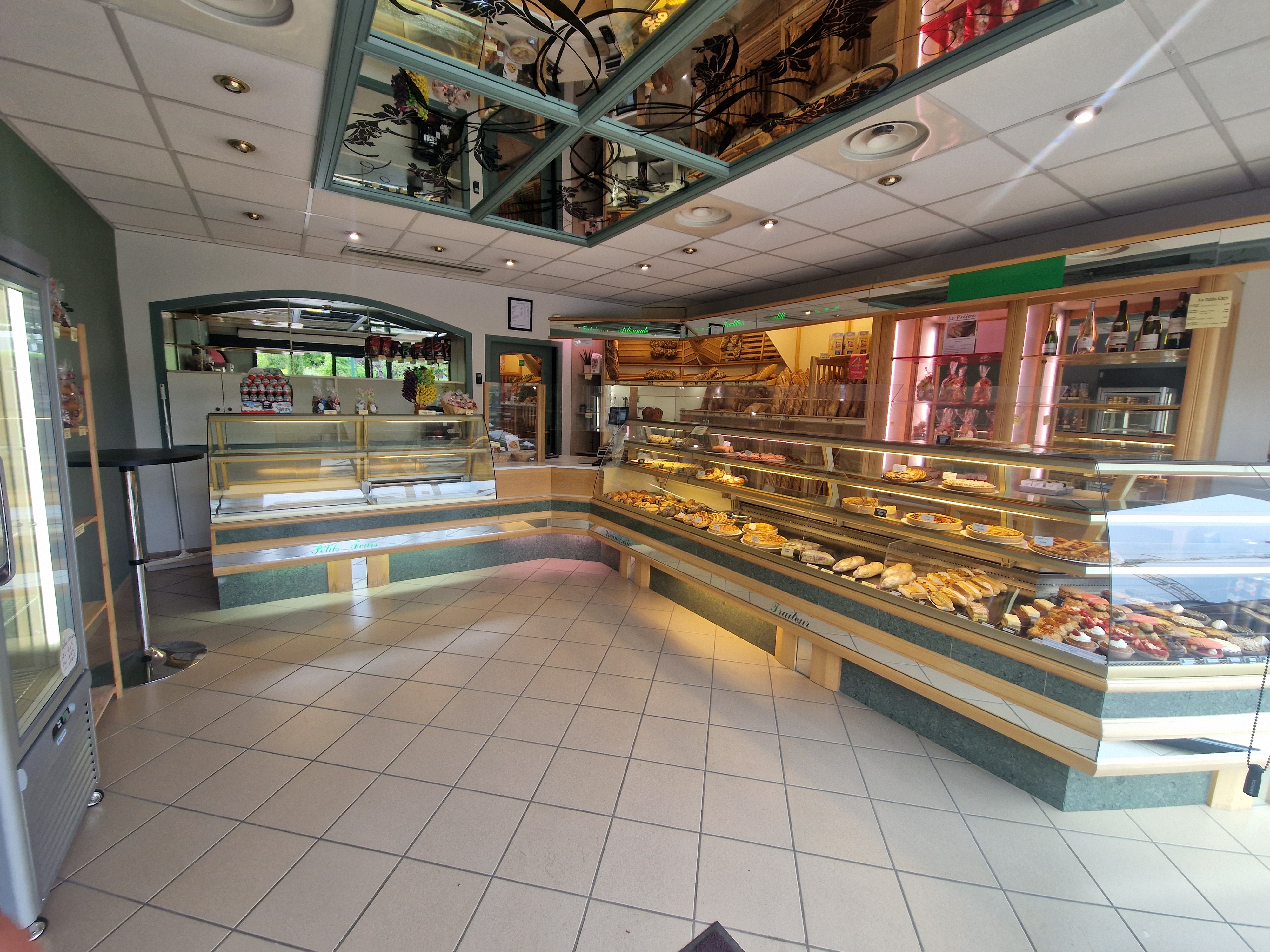 A vendre , fond de commerce Boulangerie pâtisserie

Située au cœur d’un village dynamique de l’ Ain ; à quelques kilomètres au nord de Bourg-en-Bresse,
Avec ecoles et commerces ...
cette boulangerie pâtisserie vous séduira par son espace de fabrication important d’environ 150m².
Sa surface de vente y est agréable avec ses 30 m²
Place de parking devant le commerce et accessibilité aux personnes à mobilité réduite.
Matériel récent et entretenu.

CA entre 350000 € et 450000 €

Fermé le dimanche après-midi et le Lundi
6 semaines de congés annuels.

Un logement spacieux de 150m² (6 pièces) et
refait à neuf y est associé.

Loyer annuel ~ 24000 € HT

N'hésitez pas à me contacter pour plus de renseignement ..