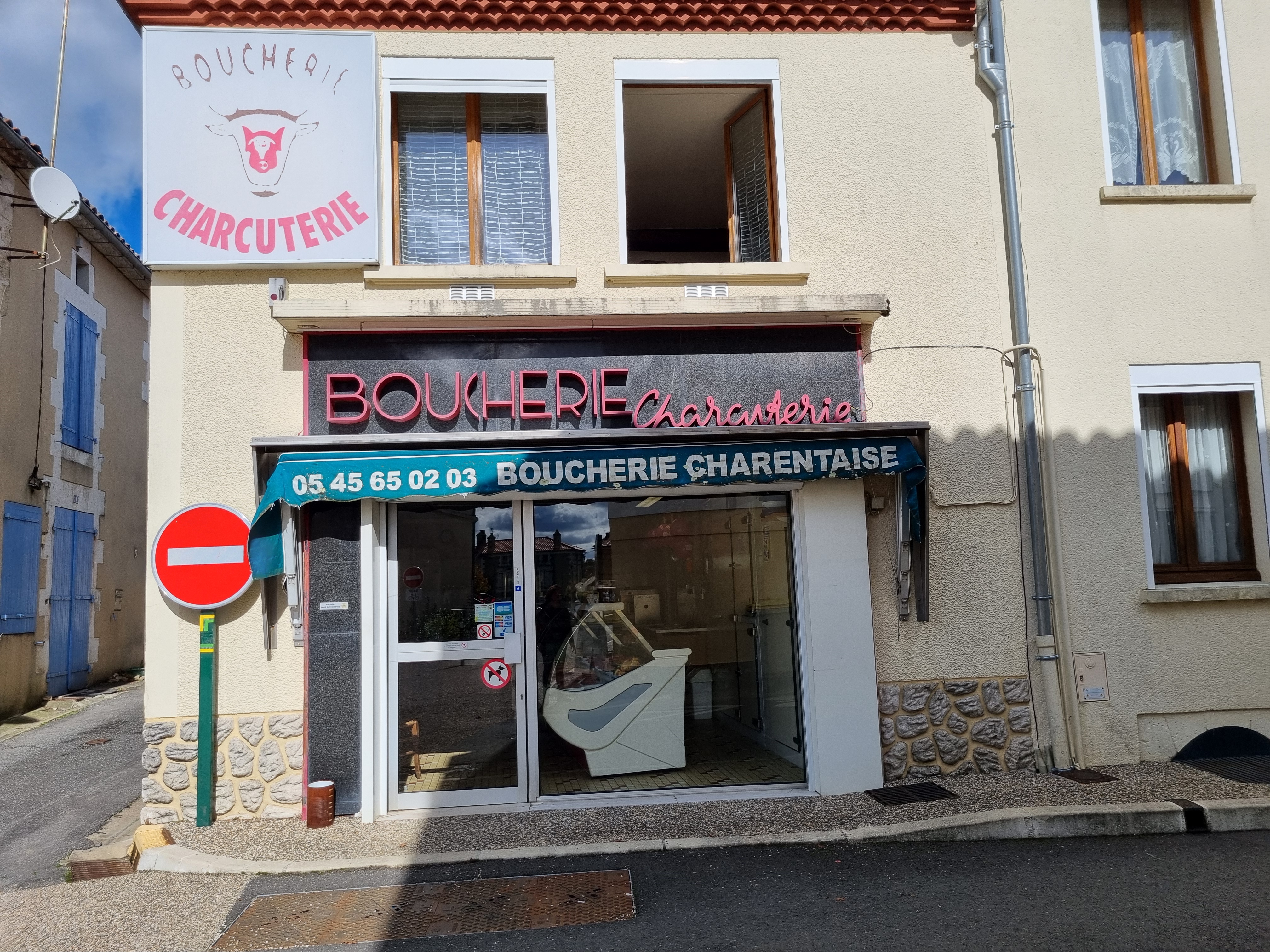 A vendre à MONTEMBOEUF dans le centre du village Fond de BOUCHERIE, CHARCUTERIE, TRAITEUR à développer avec maison attenante, tenue par un couple qui souhaite partir à la retraite
Village situé à 30 minutes d’ANGOULEME.
Fort de leurs 18 ans, la boucherie offre une clientèle de particuliers locale et fidélisé ainsi qu'une clientèle associative et touristique. 
En effet, le village de Montemboeuf se caractérise par son dynamisme avec ses nombreux événements et par sa diversité commerçante avec un zone de chalandise   de 3 000 habitants sans concurrence directe.

La boucherie est composée de : 
- 1 magasin de (30 m2)
- 2 laboratoires (35 m2),
- 3 chambres froides (15 m2),
- 3 garages
- équipements : 2 vitrines, 1 rôtissoire, 1 armoire réfrigéré, 1 trancheuse, 2 hachoirs dont un réfrigéré, plonge, comptoir, poussoir, four, et tout le matériel nécessaire à l’activité(matériel entretenu et en bon état).


La maison de 145 m2 dispose d'un jardin de 1000m2 et se compose de : 
- 1 cuisine (17.60 m2) ouverte sur la salle à manger (22 m2),
- 4 chambres (19 m2, 11 m2, 20.30 m2, 21.30 m2),
- 2 salles de bain (5.10 m2, 6.10 m2),
- 1 bureau (6.60 m2)
- 1 garage

Les + de la maison : chauffage central, un insert à bois, fibres, tout à l'égout, toiture refaite il y a 2 ans, maison entièrement rénovée habitable immédiatement et sans travaux à prévoir. 

Prix : Fond 65 000 euros avec un loyer boutique de 400 euros et un loyer maison
de 650 euros non dissociable.
Possibilité d’acquérir les murs boutique et maison soit 180.000 euros

Vous pouvez nous contacter au 05-45-65-02-03 ou 06-82-61-37-46