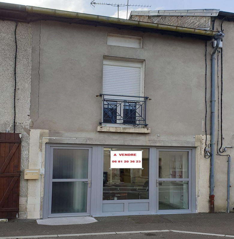 Situé à BIESLES, (petite commune de 1 300 habitants), sur la rue commerçante, vends salon de coiffure et appartement duplex attenant. Unique salon de coiffure de Biesles, beau potentiel, peut convenir aussi à un autre commerce.