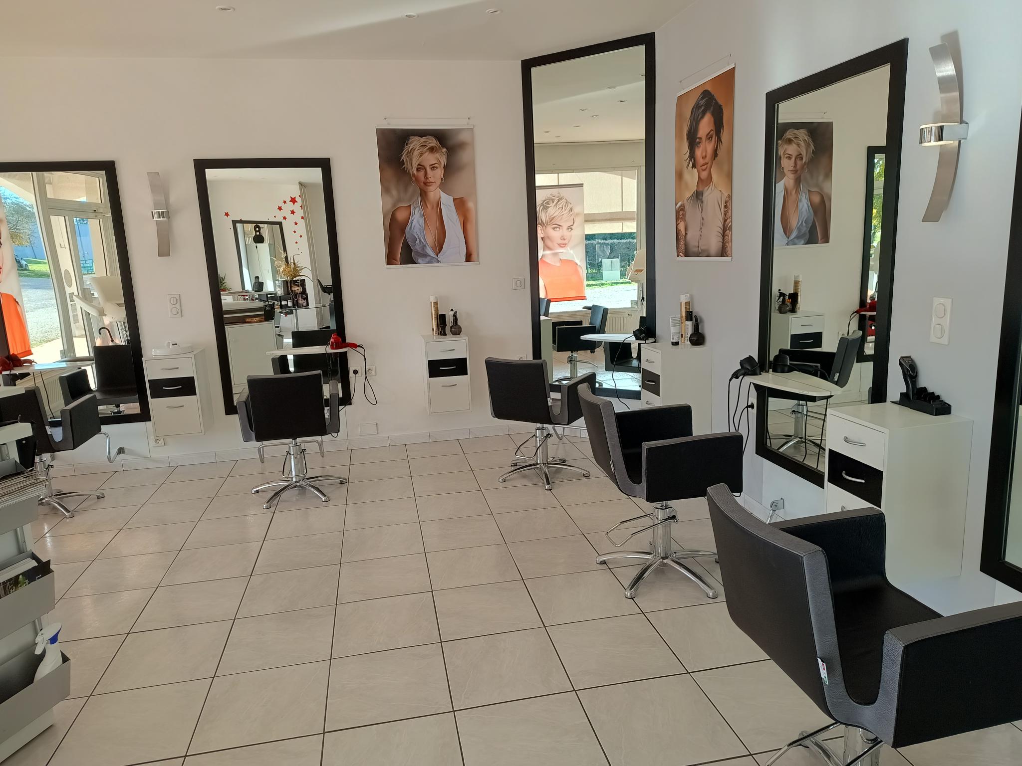 Cède salon de coiffure F/H, architecture intérieure, luminosité, agencement, ergonomie, mobilier et matériels restitue une atmosphère haut de gamme. 
Ce salon de 50 m2, avec 5 postes de travail, sièges à pompe, 3 bacs avec réglages, tout le matériel est en parfait état. Il y a une salle dédiée de 8 m2 pour les stockages de produits et une salle de repos, repas de 20 m2.
Le salon est situé au Nord-Ouest du Lot-et-Garonne, sur petite ville de 5000 habitants aux portes d'Eymet en Dordogne (à 5 kms), avec tous commerces et services.
Le salon est situé sur une zone d’activité face à la plus grande surface du secteur. Visibilité exceptionnelle. Stationnement gratuit. Le salon est en excellent état, rien à prévoir, cherche son repreneur pour continuer l'aventure.
La clientèle, fidélisée, est à 80 % féminine sur des prestations techniques. 
L'équipe actuelle est composée de :
2 Salariés à 35h, + le cédant 
CA annuel en progression pour atteindre près de 200 k€. Loyer à 6000 € par an. BIC annuel constant à plus de 65 k€
Vente du fonds de commerce : 178 k€
Dépêchez-vous avant qu'il ne soit trop tard !
Possibilité d’accompagnement du repreneur par la CMA47