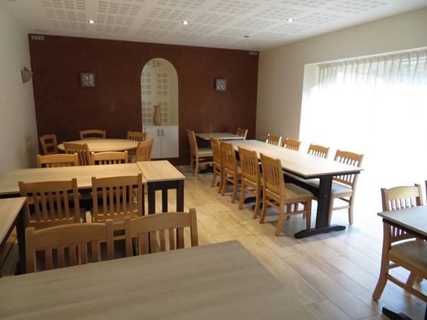 A VENDRE

COUR SAINT-MAURICE / France

RESTAURANT « LE RELAIS DU PONT NEUF «
Avec Mini-golf et Chalet

Belle situation dans un endroit particulièrement bien exposé
à proximité d’une route très fréquentée.

Il dispose d’un appartement de 4 pièces pour les propriétaires.

Il offre la possibilité de louer un chalet pour 4 personnes ainsi qu’une
chambre pour également 4 personnes.

Ses annexes lui permettent de mettre à l’abri des voitures.

Une affaire intéressante en parfait état avec grande terrasse au sud.

L’établissement est à l’état neuf c’est-à-dire reconstruit après incendie,
Il dispose de deux sanitaires « Hommes et Dames « avec chaque fois l’accès
aux handicapés.

Une affaire exceptionnelle à saisir à un prix très favorable.

Dossier et visite sur demande .