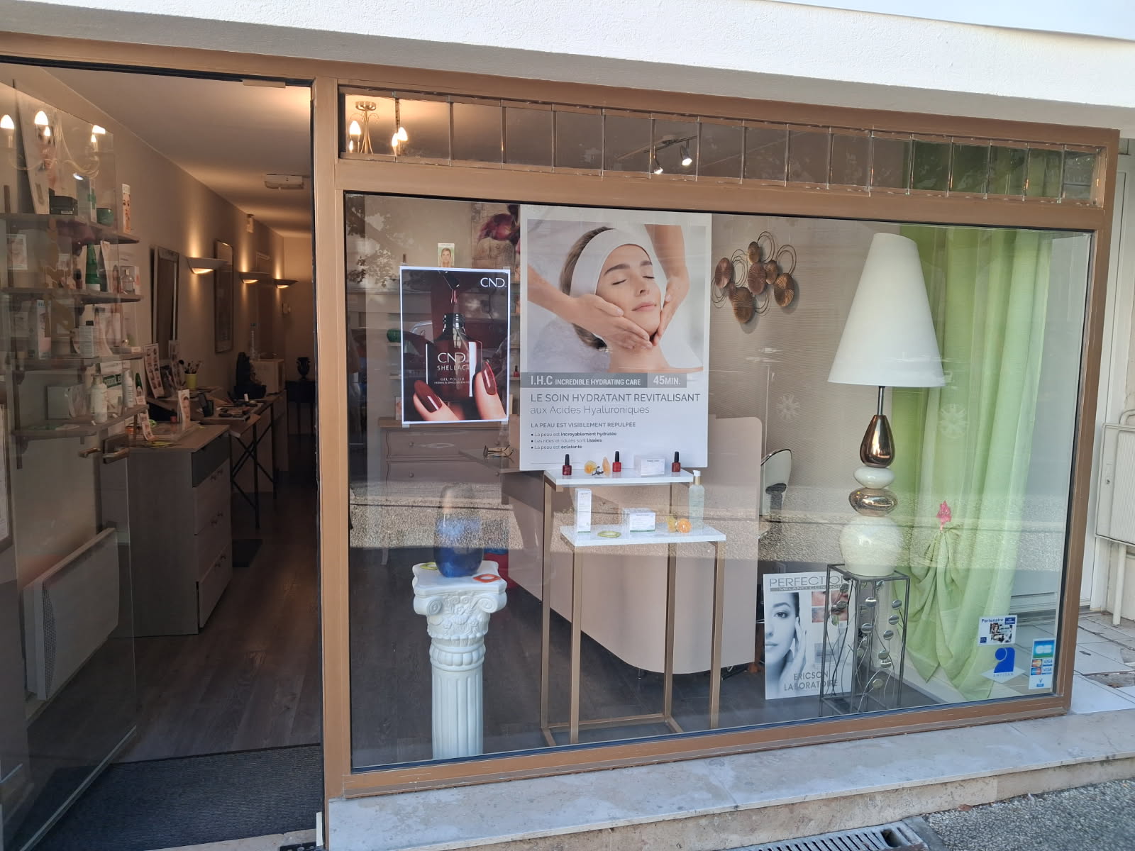 Vends Cause retraite Institut de Beauté.

Celui-ci est habillé d'une grande vitrine, lui conférant ainsi, une belle visibilité, de même qu'une allure certaine.

Il entoure une place classée et arborée, que d'autres commerces et services accompagnent.
Le passage y est important et l'atmosphère chaleureuse.

Il est implanté dans une grande ville, dont le marché a été élu le plus beau Marché de France.

La Ville est innovante, attractive, respectueuse de son environnement.
En outre, on y découvre une belle luminosité et un climat agréable à l'année.

L'Institut existe depuis 2002 et a été racheté en 2013.
Sa surface est de 50m².

Il possède:
-1 accueil très fonctionnel
-3 cabines
-1 espace attente
-2 réserves
-2 douches et 1 wc.
Il est exploité seul.

La Marque Principale est Mary Cohr.

N'hésitez pas à m'appeler au n° de portable indiqué et plus particulièrement du mardi au samedi entre 12h et 14h.