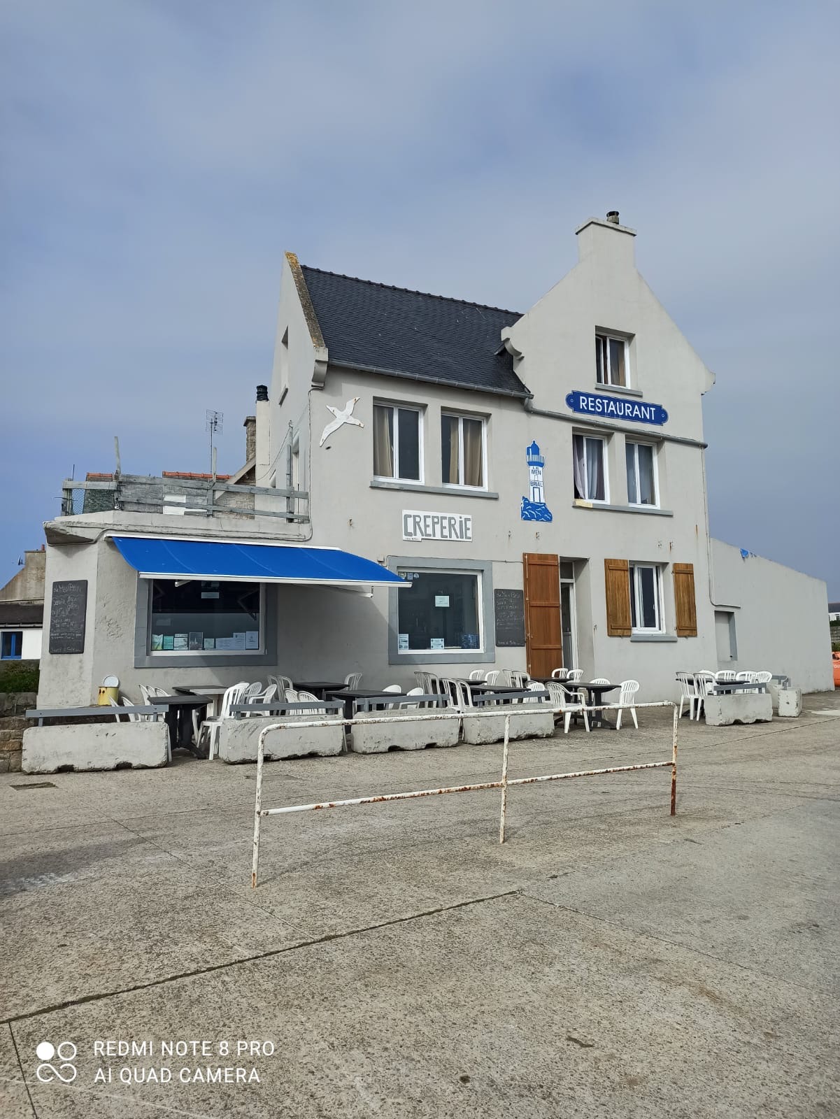 Crêperie face a la mer, salle de 65 m2 , logement au dessus avec  5 chambres, école et collège sur l’île, idéale pour couple , le paradis des enfants,
