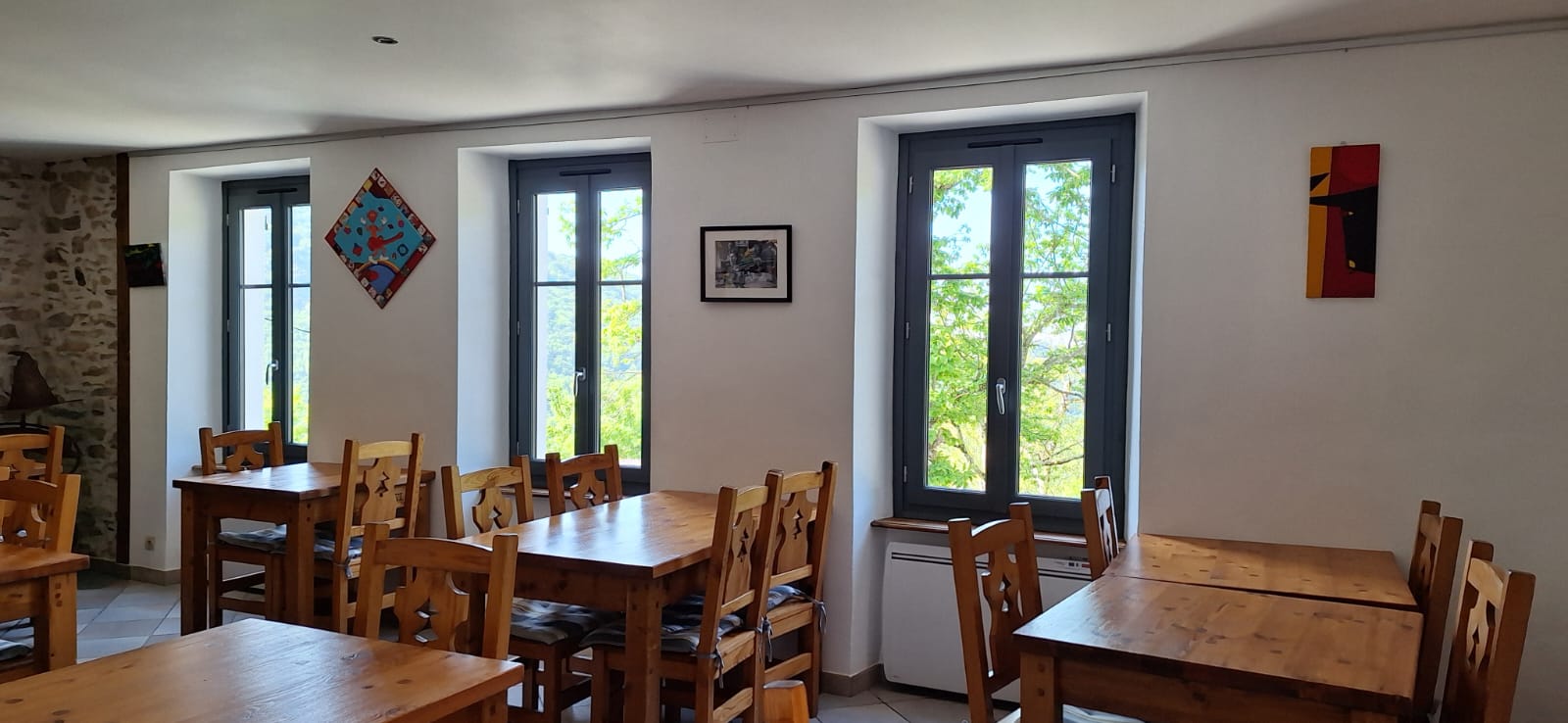 Charmant bar restaurant de village clés en main, appartement avec terrasse et jardin privatifs, dans la montagne noire.
Situé dans le charmant village de Castans, cette belle propriété est un véritable lieu de vie qui accueille aussi bien les visiteurs que les habitants.
Entouré de forêts, le village est un paradis pour les amoureux de la nature: randonnées à pied ou à vélo, cueillette de champignons, pêche en eaux vives...
Rez de chaussée: bar spacieux et accueillant
1er étage: restaurant avec grande terrasse (+pergola) offrant une très belle vue
Cuisine et plonge professionnelles entièrement équipées
A l'étage supérieur: beau et grand appartement privé avec terrasse et jardin
Possibilité d'acheter une maison attenante à rénover pour 2 chambres d'hôtes ou gîte.