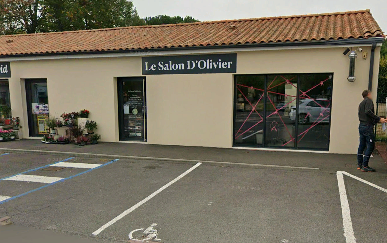 Local récent – Matériel récent – Parking – Aucun gros investissement à prévoir
Cause nouveau projet, cède fonds de commerce de salon de coiffure situé à Archiac, en Charente-Maritime.
Le salon est installé depuis mars 2022 dans un local commercial récent, moderne et parfaitement adapté à l’activité.
L’ensemble de l’agencement et du matériel professionnel a été installé neuf en 2022.
Le salon comprend :
• Environ 75 m² de surface
• Une salariée et un apprenti en 1ere année de CAP
• Matériel professionnel récent
• Agencement complet
• Aucun investissement lourd immédiat à prévoir
• 4 places de stationnement privatives
• Grand parking public gratuit d’environ 30 places à proximité
• Très bonne accessibilité
• Environnement commercial établi
Le salon est idéalement situé Place du Champ de Foire, à proximité immédiate d’une pharmacie et d’un bureau de tabac.

Les points forts :
✓ Local récent construit en 2022
✓ Salon entièrement équipé
✓ Matériel et mobilier récents
✓ Stationnement facile et gratuit
✓ Clientèle existante
✓ Bonne visibilité locale
✓ Possibilités de développement
✓ Bail commercial sécurisé possible

Le local offre également la possibilité de développer des activités complémentaires :
• Barbier
• Esthétique
• Onglerie
• Vente de produits
• Prestations beauté complémentaires
Le repreneur bénéficie d’un salon immédiatement exploitable sans avoir à supporter les coûts importants liés à la création et à l’équipement d’un établissement neuf.

Prix de cession du fonds :
37 000 €
Stock en supplément après inventaire.

Accompagnement possible lors de la reprise pour faciliter la transmission de l’activité et de la clientèle.
Informations financières et dossier de présentation disponibles après premier contact sérieux.
Idéal pour professionnel souhaitant s’installer ou développer son activité dans un salon récent, fonctionnel et prêt à travailler.