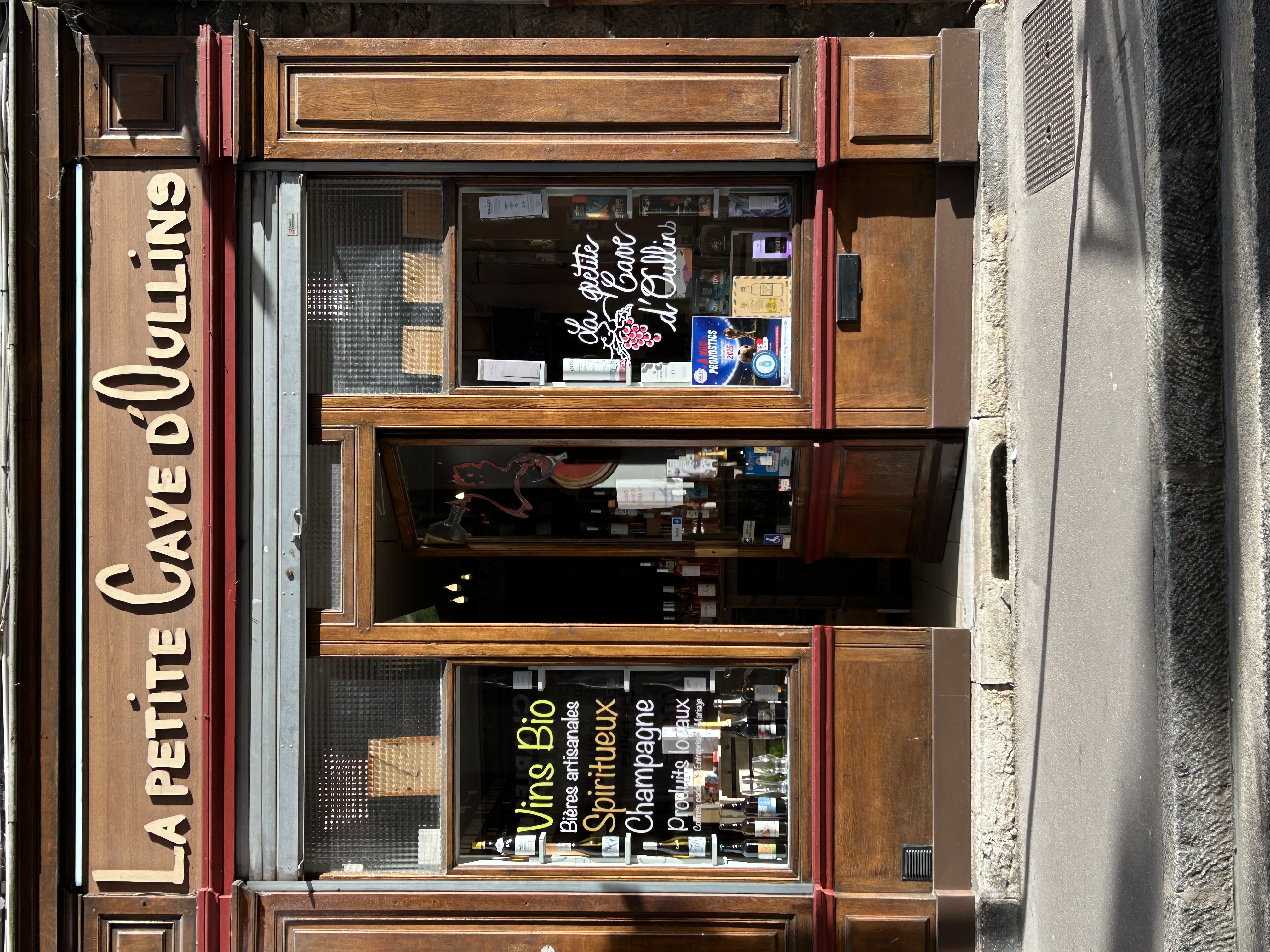 À saisir, emplacement de qualité à Oullins près de Lyon (10mn en voiture), à proximité immédiate de la Grande Rue, principal axe commerçant de la commune bénéficiant d'un fort passage piéton et d'un environnement dynamique.

Belle boutique lumineuse d'une surface commerciale d'environ 43 m², offrant une agréable visibilité grâce à sa large devanture vitrée et sa belle vitrine.

Le local dispose également d'une réserve de 11 m² comprenant des toilettes et un point d'eau, pour une surface totale d'environ 54 m².

🔑 Conditions de reprise du DROIT AU BAIL:

Bail 3-6-9 (2021)
Activité actuelle: Caviste,
Déspécialisation ouverte permettant l’installation de nombreuses activités (hors restauration).

Loyer annuel : 8 064 € HT et HC (montant très modéré pour ce secteur hyper centre


✨Cet emplacement conviendra parfaitement à :

• Commerce de détail
• Prestations de services
• Professions libérales
• Activités médicales et paramédicales
• Agences et bureaux recevant du public


✨ Les grands atouts :

• Emplacement recherché à proximité immédiate de la Grande Rue
• Secteur commerçant dynamique
• Belle visibilité
• Local lumineux
• Vitrine attractive
• Réserve avec sanitaires et point d'eau
• Nombreuses possibilités d'exploitation

Droit au bail à 79 000 € HT.