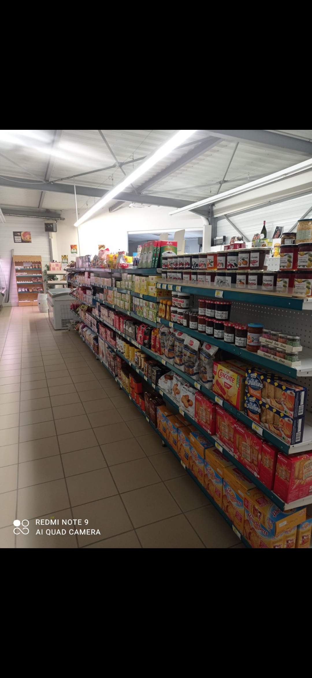 Vous cherchez une opportunité pour devenir dirigeant d’un commerce local prospère dans un charmant village de campagne ? Ne cherchez plus !

je propose à la vente ce fonds de commerce d'épicerie d'alimentation générale située sur la commune de budeliere-23170  de 938 habitants. Sans oublier les communes des alentours qui bénéficient également de ce commerce de proximité ( riche bouf argenty.eveaux les ban .chalet.sage  ).

L’épicerie est située au cœur du village, à proximité d’une boulangerie-pâtisserie, d’une agence postale, un salon de coiffure mixte ,une école maternelle, un maison de retraite ,

L'épicerie est composée de :
- 1 local commercial de 120m
- 1 bureau 
-1 pièce pour chambre froid + stock
-cuisine
-wc
- parking reserve au commerce

Le prix correspond au fond de commerce, possibilité de rajouter le stock existant.

Le local appartient à la mairie et est loué pour une somme dérisoire.
l’épicerie est appréciée par les habitants locaux, saisonniers ainsi que par les visiteurs de passage. Commerce dynamique avec son attachante et fidèle clientèle. Offrant une large gamme de produits alimentaires secs, frais et surgelés, de boissons, de produits ménagers, fruits/légumes, produits locaux, depot de gaz, depot de pain.française des jeux. livraisons à domicile.
N'hésitez pas à me contacter par téléphone ou WhatsApp pour plus d'informations !