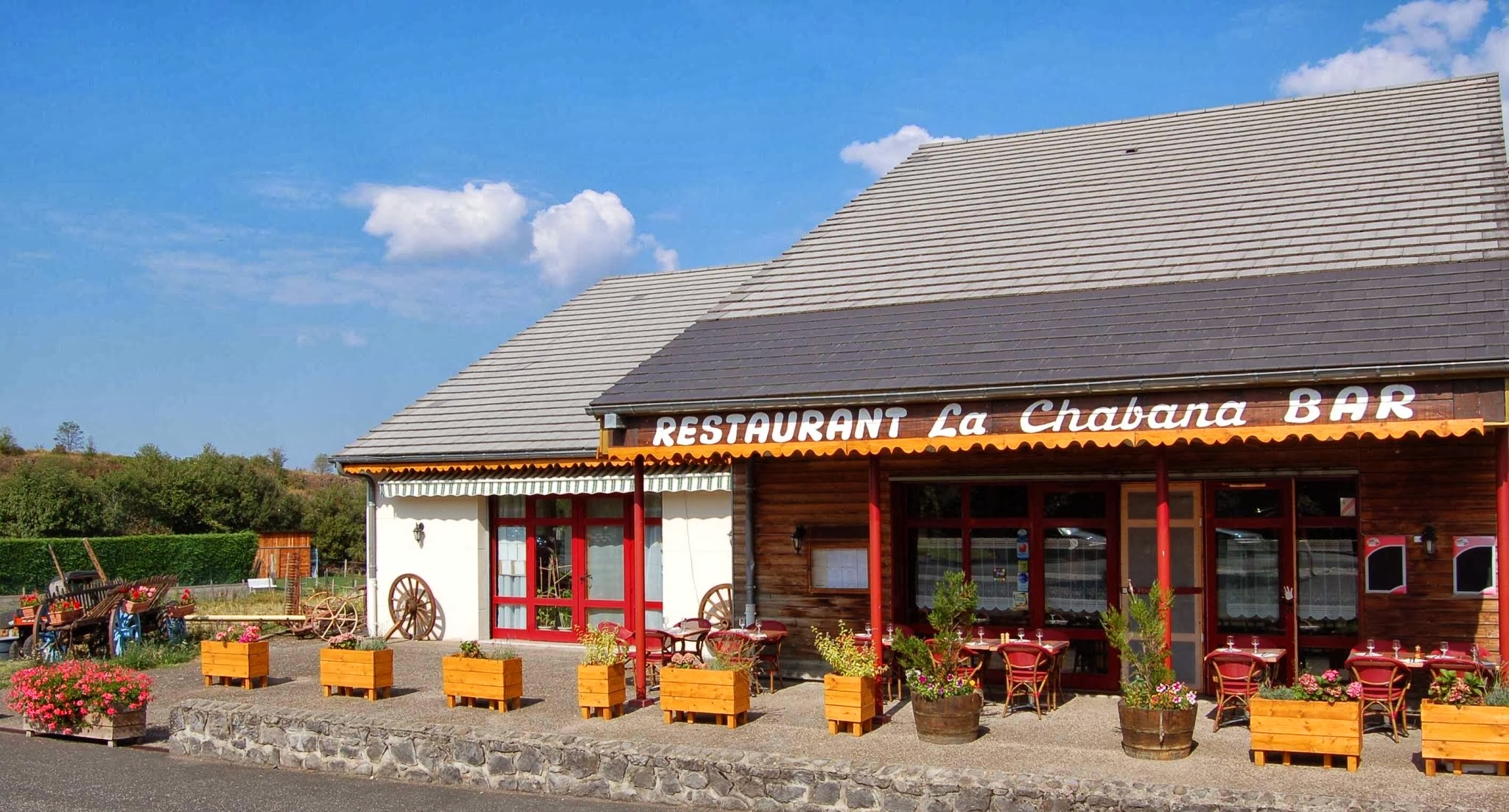 Affaire à saisir.

Bar restaurant, situé dans un village dynamique de 1000 habitants, au cœur de la chaîne des puys, à 10 mn du Puy de dôme, 20 mn de Vulcania, 25 mn de Clermont-Ferrand, au bord de la D2089.

Cet établissement à une capacité d'accueil de 45 couverts dans la salle du restaurant dotée d'une cheminée, possibilités de 30 couverts dans la salle du bar, et environ 40 couverts en terrasse.
Il dispose d'un parking communal devant l'établissement, avec place handicapée, et possibilité de garer les bus.
Accès handicapés, toilettes PMR, label tourisme et handicap.
Petit fûté.
Ce restaurant propose une cuisine traditionnelle.
La clientèle est variée avec les locaux qui organisent des repas de famille ou d'événements, les Clermontois clientèle fidèle depuis plus de 15 ans, les touristes via les nombreux gîtes et camping existants au sein du village et aux alentours, la clientèle de  passage via la D2089 axe routier très fréquenté et clientèle de groupe via les agences de voyages ou associations.
Cuisine professionnelle équipée et bien agencée.
Possibilité d'avoir un logement de fonction.
Les murs appartiennent à la commune dont vous louerez les murs pour un loyer modérer de 900 euros par mois.
Village doté de toutes les infrastructures nécessaires pour bien vivre à la campagne, école , crèche, tous commerces ( boulangerie, fromagerie, épicerie, charcuterie, coiffeur, cabinet d'esthétique, médecins (généralistes, infirmiers, kinésithérapeute), nombreuses associations sportives,culturelles etc, en perpétuel développement.

Actuellement, l'établissement fonctionne en couple.

Affaire à saisir, par des professionnels du secteur.

Chauffage au gaz avec cuve.