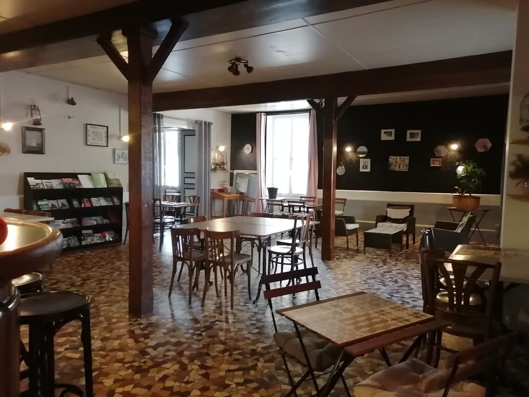 Ensemble immobilier actuellement Brasserie / Chambres d'hôtes/Bar .
Idéal couple, Affaire à faire fructifier dans village avec écoles ( Mat § Primaire avec Gymnase ,Bus pour Collège), Epicerie, Boulangerie, Artisans.
Bar 66 m² , Salle de restaurant 36m², Salon 26 m²,Cuisine Pro 19m² + arrière cuisine 14m², appartement T2 42m², 5 Chambres SDB privative + WC, Appartement T2 Rez de jardin 46m², Garage 90m² + Petit garage 27m², 3 caves  environ 130m², Terrain clos 900m² dont terrasse 70m²(arboré). Le tout vendu entièrement meublé . Tous contrôles effectués( électricité, incendie etc..).
Chauffage Gaz et Electricité( Radiateurs connectés) + Cheminée Salle de Restaurant. Fenêtres double vitrage .
Cour privée. Parking public 50 m.
Possibilité achat Gîte 110 m², côté cour, 80K€.

CA 110 K€ sans salarié.
Prix Murs et Fond ; 400 000