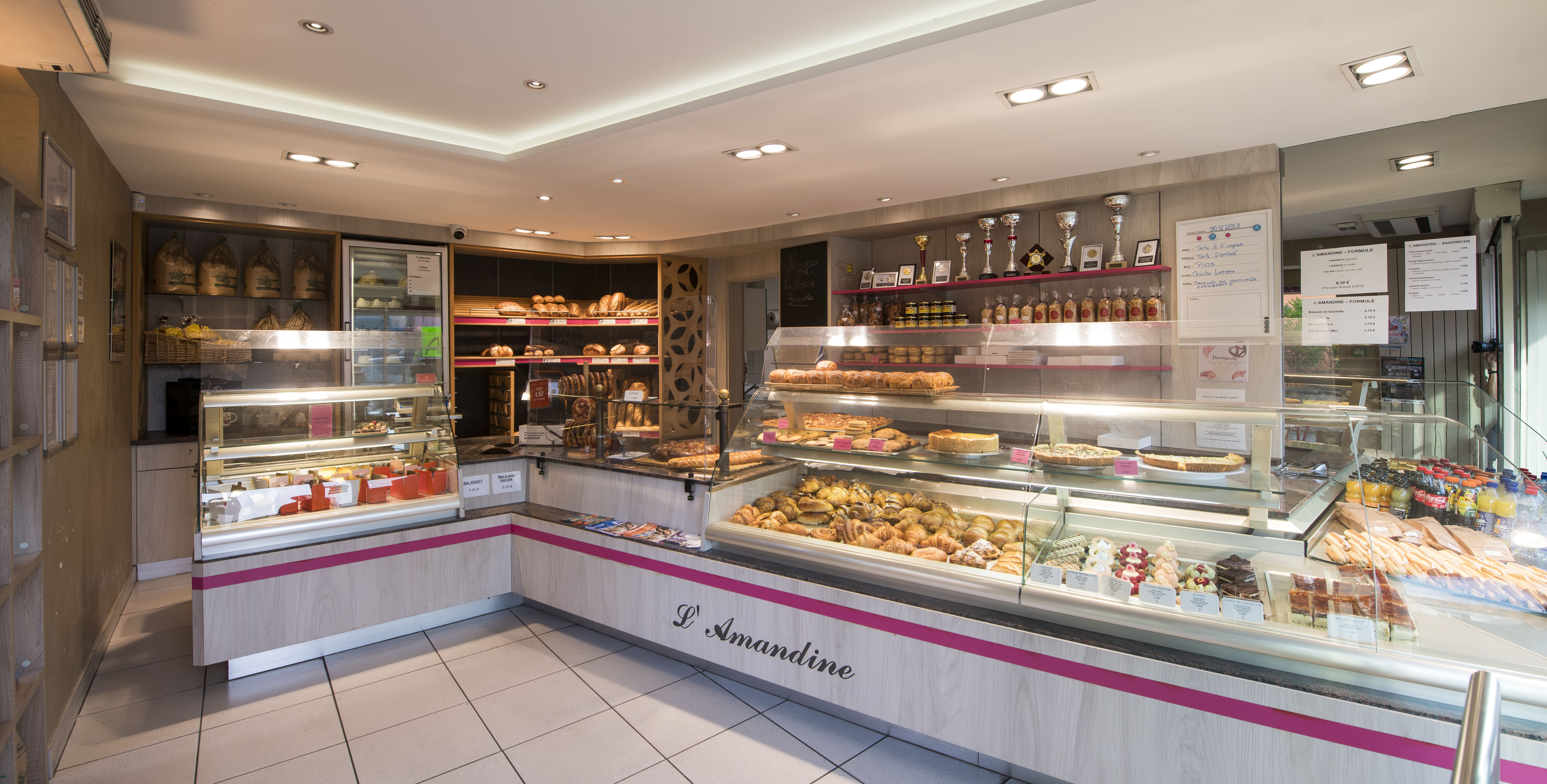 Vente Boulangerie-Pâtisserie secteur Haguenau. Plein centre-ville de Schweighouse-sur-Moder sur l'axe principale. 
Bonne renommée (plusieurs médailles remportées), produits de qualité, une partie de l’activité en bio certifiée Ecocert,
CA réalisés entièrement en boutique : 445 k€. Bonne rentabilité. Équipe autonome.

Activité : Boulangerie, Pâtisserie, Sandwicherie, Traiteur, Glacerie. Savoir-faire haut de gamme, médaille d’argent galette frangipane, 
kougelhopf sucré et salé, développement de la vente de produits bio sur les pains spéciaux. 

Fermeture le dimanche, les lundis et samedis après-midi.
Présence sur les réseaux sociaux et disposant d'un site internet.

Locaux et équipement : Grand local agréable de 300m² (laboratoires boulangerie séparés de la pâtisserie).  loyer de 1800€, + 600€ pour les locaux privés au-dessus :
appartement de 170m² sur deux étages avec terrasse de 80m², 6 chambres, 3 SDB. Possibilité d'utiliser les laboratoires pour fournir plusieurs points de vente. 
Possibilité d'acheter les murs.

Four Fringand électrique de 2021 : 4 bouches 8 chambres de cuisson, 3 chambres de fermentation, 
4 réfrigérateurs, 2 tours pâtissier réfrigérés, 1 pétrin 40 litres + 1 de 20 litres, 1 laminoir Rondo, 1 Master chef de 2021, 
3 congélateurs, 1 batteur Varimixer 20L de 2022, 1 imprimante alimentaire de 2022, un lave-batterie El Framo de 2024, un logiciel de gestion de marge,
plusieurs équipements informatiques (ordinateurs, caisses, imprimantes, scanner, kit studio photo, etc). Aucun investissement à prévoir, matériel bien entretenu.