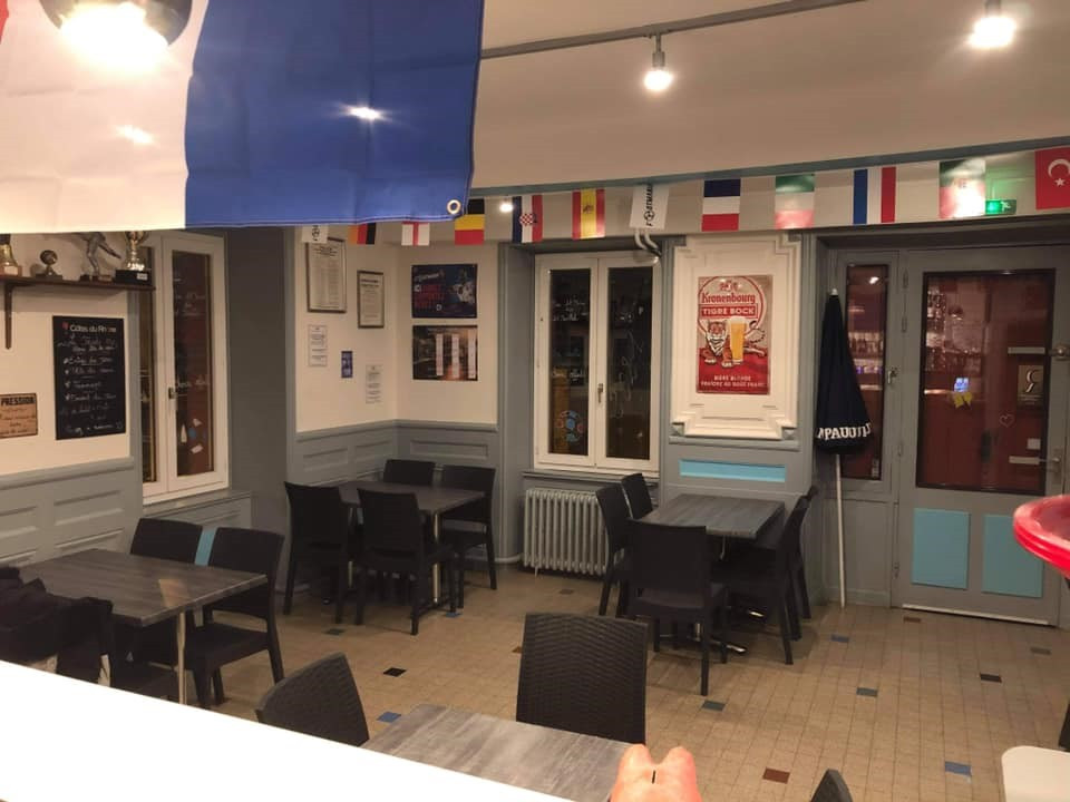 Saint Just d'Avray est une commune de moyenne montagne de 770  habitants localisée, dans le Rhône,  sur les hauteurs du Beaujolais Vert. Située à 20 mn du Lac des Sapins (Cublize), à 30 mn de Villefranche sur Saône et 1h de Lyon,  le village profite d'un emplacement idéal dans la Vallée d?Azergues.


La commune met en vente le fonds de commerce de son bar restaurant (logement compris), situé au c?ur   du village, avec un accès facile et un parking à proximité.
La commune dispose de la licence IV pour ce commerce.

Possibilité de location gérance, à la place de l'achat.

Description
?	 1 salle de bar de 36m2,  1 salle de restaurant de 93m2, 1 terrasse couverte 45m2
?	1 sanitaire accessible 14m2
?	 1 cuisine aménagée et équipée de 27m2
Équipement et matériel
La salle de bar comprend un bar aménagé
Les tables et les chaises du bar sont mis à disposition pat le brasseur.
La cuisine est équipée de tout le matériel nécessaire.
Logement à l'étage : 110 m² comportant 7 pièces

Derniers chiffres d'affaires
2019 : 225 488 euros
2020 : 222 289 euros

Location mensuel, bar-restaurant et appartement : 600? HT

Un dossier de candidature est à retirer à la Mairie ou à télécharger sur le site www.stjustdavray.fr
Date limite des réponses : 25 mai 2022
Démarrage de l?activité : Dès que possible
Envoi du dossier de candidature à : Madame le Maire 192 rue de la Mairie  69870 SAINT JUST D'AVRAY ou mairie@stjustdavray.fr