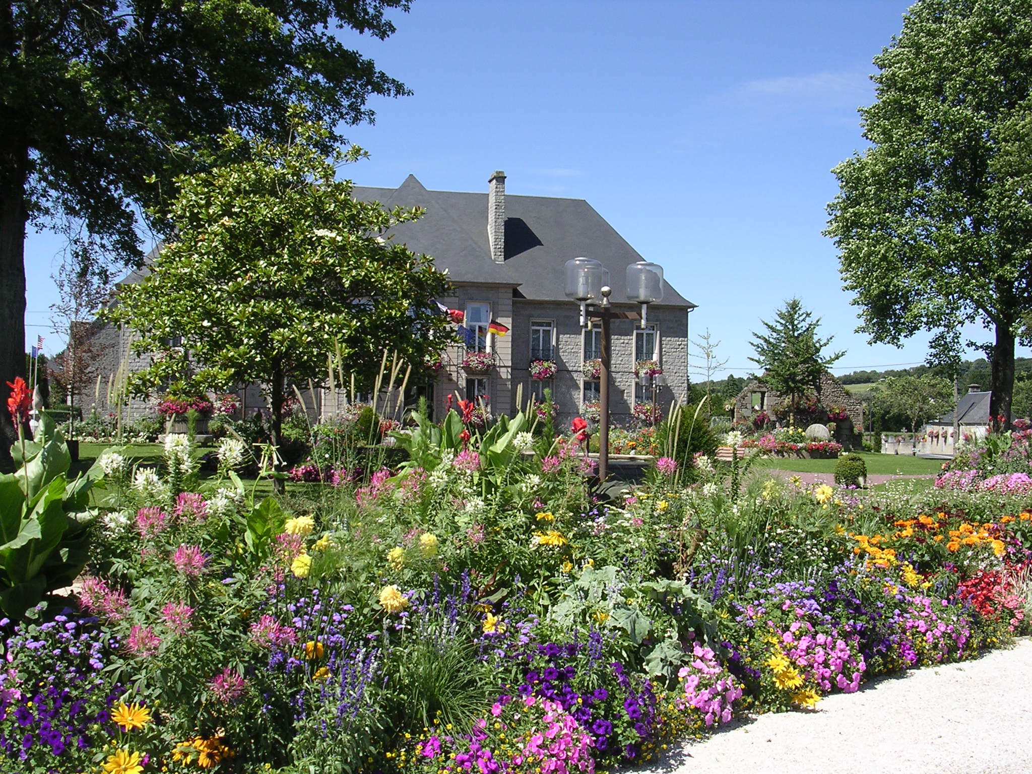 La commune de SOURDEVAL dans la Manche recherche des médecins généralistes pour la Maison de santé pluridisciplinaire. 

Voici une vidéo de présentation de la commune :
https://youtu.be/yi2H9u270gQ
Habitants en détresse !

- Environnement attractif
- Commune classée en zone de Revitalisation Rurale
- Prime à l’installation
Contacter la Mairie de SOURDEVAL au 02.33.79.35.55 ou M. BUNEL au 06.30.88.66.94

Sourdeval est à 15 min de Vire, 1h de Caen, 1h15 de Rennes et à 45 minutes de la plage.

Le cabinet à disposition est situé dans une maison de santé avec :
- 1 ostéopathe
- 1 couple de kinésithérapeutes
- 1 pédicure-podologue
- 1 psychologue

Elus motivés pour s'engager dans un projet de santé de territoire, dans une commune dynamique avec une pharmacie, 2 cabinets infirmiers et un chirurgien dentiste.
La population de Sourdeval, et des communes avoisinantes, est d'environ 5 000 habitants.

Sports, multi activités, club omnisport, saison culturelle.