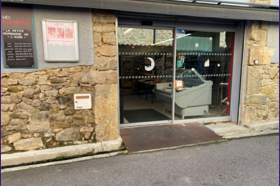 EPICERIE EN VENTE A L ENTREE DES CORDBIERES
Aux portes des corbières et à 30 mn de carcassonne, vends fonds de commerce d
alimentation.
Seule superette du village avec un CA d'environ 200 000 €.
110 m2 de surface commerciale + 90 m2 de zone de stockage. Loyer de 750 € HT.
Facile d'accès.
Matériel en très bon état, peu d'investissements à prévoir.
L'alimentation n'est pas rattachée a une enseigne, ce qui permet une liberté totale
au niveau des approvisionnements.
Clientèle d'habitués ainsi que touristiques compte tenu du village dans laquelle
elle se situe.
Possibilité de loger dans l'appartement au dessus du magasin avec un bail
d'habitation.
Le bail tous commerce est en cours.
Possibilité d avoir les murs également.
Prix de vente HT - honoraires d'agence inclus : 90 000 €
Prix de vente HT - hors honoraires d'agence : 84 600 €
Honoraires : 6 % HT de la valeur du bien HT avec honoraires
Honoraires charge acquéreur