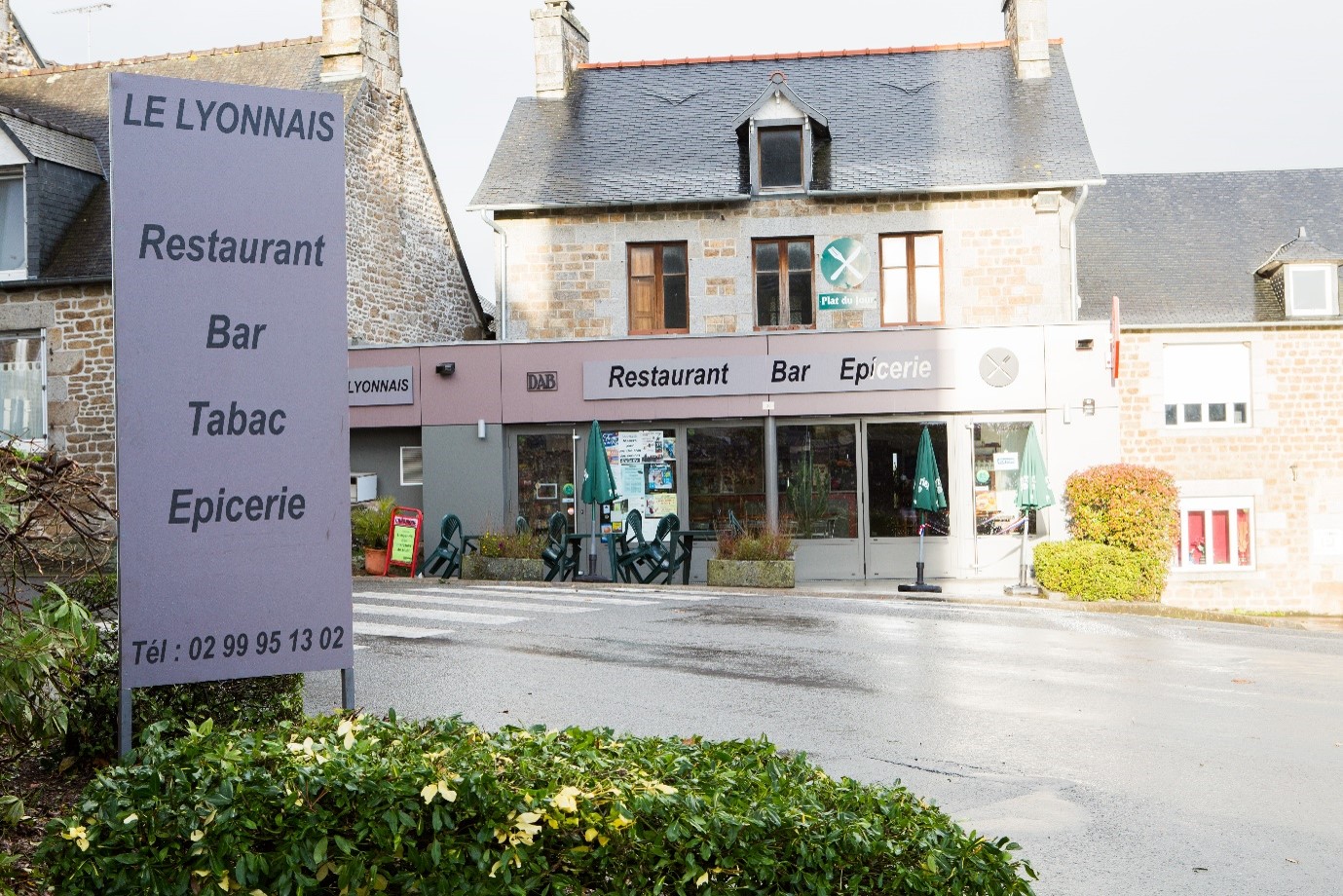 Identification de l'organisme demandeur : 
La commune de Poilley située en Ille et Vilaine (35420). 

Objet : 
Propriétaire des murs et d’un fonds de commerce multiservices de proximité (restaurant, bar (avec licence IV), tabac (avec licence), épicerie, dépôt de pains et presse locale), la commune de Poilley souhaite confier l’exploitation de celui-ci à un professionnel et lance ainsi un appel à candidature pour l’exploitation en location-gérance du fonds de commerce. 

Modalités d'attribution :
Le candidat sélectionné sera choisi sur la base de divers éléments, notamment sur la partie commerciale, compétences et expériences du candidat, variété des produits et des prestations, accueil de projets transverses, moyens humains et économiques, période d’ouverture, jours et horaires. 


Date limite de dépôt du dossier : lundi 30 novembre 2026 à 12 h. 
Pour toute candidature retenue, les candidats seront avertis d’une date d’entretien professionnel avec visite du commerce.

RETRAIT DU DOSSIER DE CANDIDATURE :
Le dossier de candidature en version papier est à retirer sur demande à la Mairie de Poilley.

Le dossier est également disponible par voie électronique sur demande : 
Contact :  mairie@poilley.bzh

Mairie - horaires d’ouverture au public :
Lundi, mardi et jeudi : 8 h 30 à 12 h et 14 h – 17 h 30
Mercredi :   8 h 30 à 12 h et 14 h à 18 h
Vendredi : 9 h 30 à 12 h 

Tél : 02 99 95 13 88
