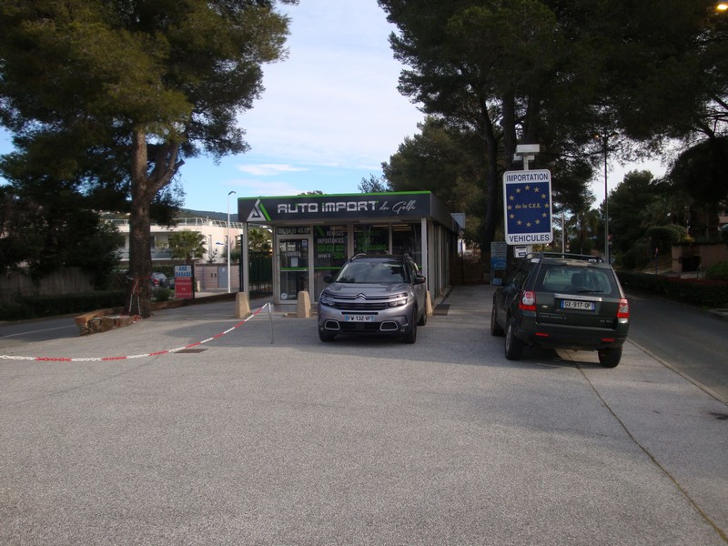 RARE Golfe St-Tropez – 1000m² Tous commerces (sauf restauration) – Loyer 2700€

Emplacement stratégique à Cavalaire-sur-Mer, au cœur du Golfe de Saint-Tropez.

Cause : départ à la retraite	

À céder droit au bail d’un local commercial d’environ 1000 m² avec un bureau de 50 m2.

Actuellement exploité par un professionnel de la vente de véhicules neufs et d’occasion, le site offre un fort potentiel de développement pour de nombreuses activités :
•	Automobile / location de véhicules
•	Showroom / négoce
•	Stockage / dépôt / logistique
•	Activités commerciales ou artisanales
•	Enseignes nationales ou franchisées
Caractéristiques :
•	Surface : 1000 m²
•	Loyer : 2 700 € / mois
•	Bail 3/6/9 jusqu’en 2029
•	Activités autorisées : toutes sauf restauration
Les + :
•	Très fort potentiel commercial
•	Zone touristique à forte fréquentation
•	Excellente visibilité et accessibilité
•	Grande surface rare sur le secteur
•	Loyer particulièrement attractif

Prix : 198 000 €

Dossier sérieux uniquement.
Contact :
003360988206
autoimportdugolfe@hotmail.fr