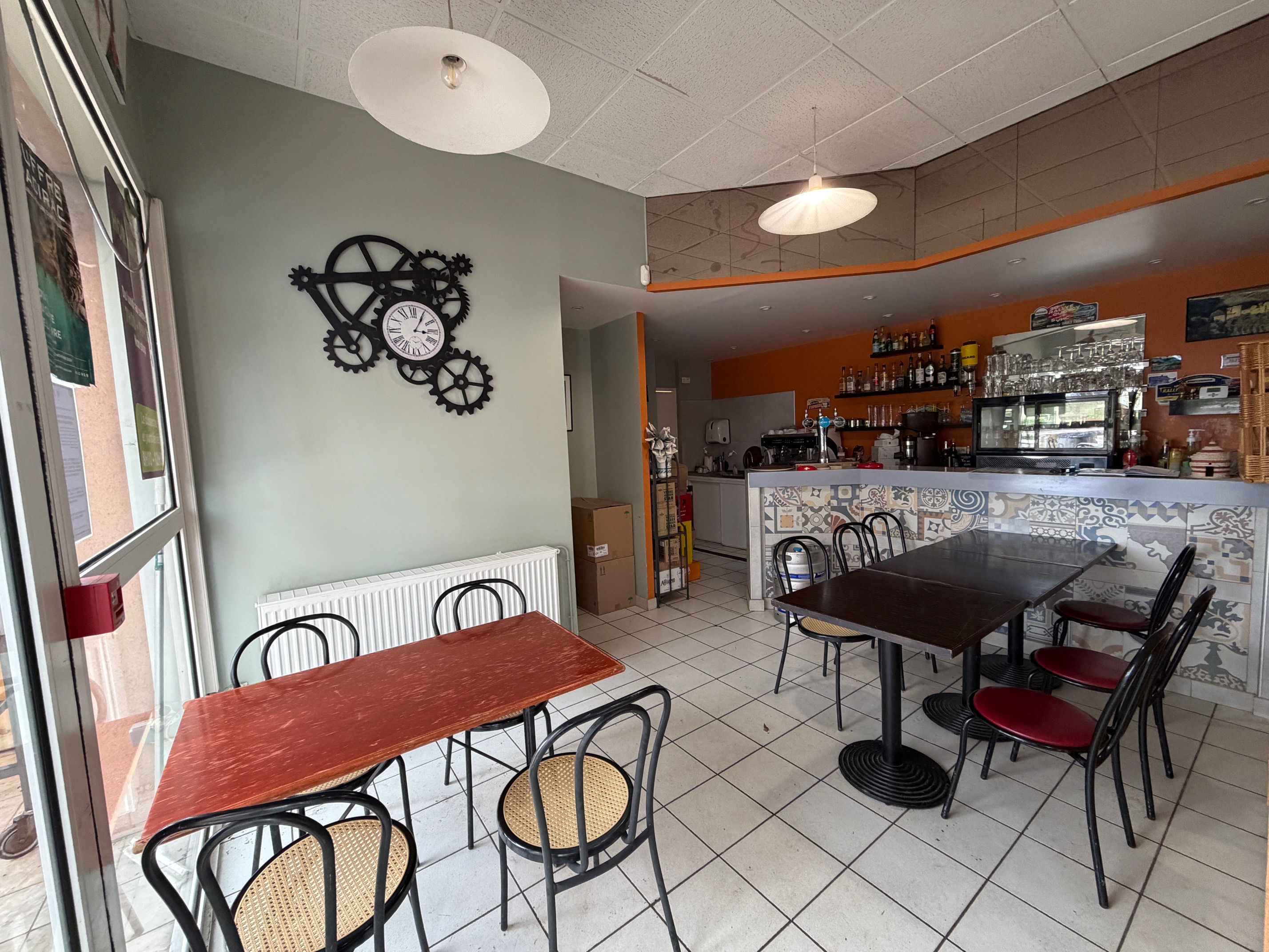 Description:

À reprendre – Épicerie · Bar · Snack de village – Le Cinfeuil – Saint-Pierre-Lafeuille (46090)

Au cœur d’un village vivant et solidaire du Lot, Le Cinfeuil est une épicerie-bar-snack de proximité pleinement fonctionnelle, véritable pilier de la vie locale, aujourd’hui proposée à la reprise.

Le commerce est situé à Saint-Pierre-Lafeuille, sur un axe routier stratégique et très fréquenté : la D820, anciennement route nationale N20, reliant directement la sortie nord de l’autoroute A20 à Cahors.
Cette situation offre une excellente visibilité et un flux régulier de clientèle locale et de passage.

Les locaux appartiennent à la mairie, garantissant un cadre sécurisé et pérenne, avec un loyer modéré de 700 € / mois.

Activités en place
Le commerce fonctionne actuellement avec :

Épicerie de proximité (produits du quotidien et dépannage)

Bar convivial, point de rencontre du village

Snack / petite restauration

Dépôt de pain

Vente de produits locaux

Animations et événements réguliers

Relais de services de proximité

L’ensemble de ces activités est déjà opérationnel et bien identifié par la clientèle.

Conditions de cession
Vente du fonds de commerce

Prix : 90 000 € + stock, hors frais de notaire

Locaux communaux – loyer mensuel : 700 €

Ce commerce conviendra parfaitement à un couple ou à une personne souhaitant :

S’installer durablement en milieu rural

Reprendre une activité existante, saine et reconnue

Bénéficier d’un emplacement stratégique sur un axe très passant

Allier commerce, lien social et qualité de vie

Une opportunité rare pour un projet de vie et d’entreprise en milieu rural, avec une activité complète déjà en place et un emplacement premium.

Renseignements complémentaires sur demande.

enlever ça Animations et événements réguliers Relais de services de proximité
Voici le texte final corrigé, conforme à vos indications et prêt à diffusion :

À reprendre – Épicerie · Bar · Snack de village – Le Cinfeuil – Saint-Pierre-Lafeuille (46090)

Au cœur d’un village vivant du Lot, Le Cinfeuil est une épicerie-bar-snack de proximité pleinement fonctionnelle, véritable lieu de vie local, aujourd’hui proposée à la reprise.

Le commerce est situé à Saint-Pierre-Lafeuille, sur un axe routier stratégique et très fréquenté : la D820, anciennement route nationale N20, reliant directement la sortie nord de l’autoroute A20 à Cahors.
Cet emplacement offre une excellente visibilité ainsi qu’un flux régulier de clientèle locale et de passage.

Les locaux appartiennent à la mairie, assurant un cadre stable et pérenne, avec un loyer modéré de 700 € / mois.

Activités en place
Le commerce fonctionne actuellement avec :

Épicerie de proximité (produits du quotidien et dépannage)

Bar convivial, point de rencontre du village

Snack / petite restauration

Dépôt de pain

Vente de produits locaux

Conditions de cession
Vente du fonds de commerce

Prix : 90 000 € + stock, hors frais de notaire

Locaux communaux – loyer mensuel : 700 €

Ce commerce conviendra parfaitement à un couple ou à une personne souhaitant :

S’installer durablement en milieu rural

Reprendre une activité existante, saine et reconnue

Bénéficier d’un emplacement stratégique sur un axe très passant

Allier commerce, lien social et qualité de vie

Une opportunité rare pour un projet de vie et d’entreprise en milieu rural, avec une activité complète déjà en place et un emplacement privilégié.

Renseignements complémentaires sur demande.