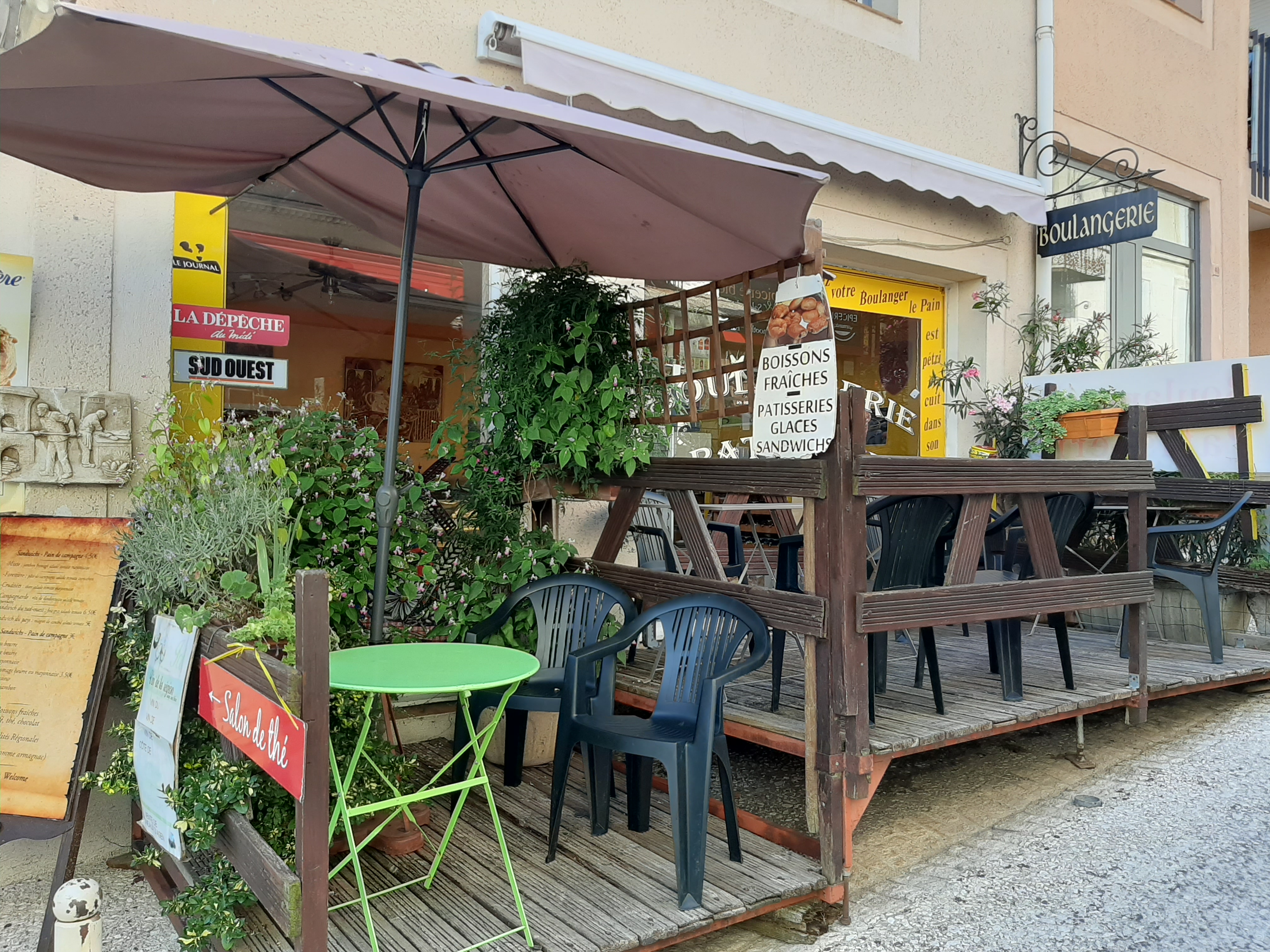 Boulangerie Pâtisserie et salon de thé à vendre dans un petit village classé "plus beau village de France", bastide médiévales. Village très touristique.
Ce prix comporte les murs ainsi que le matériel de la boutique + le fournil.