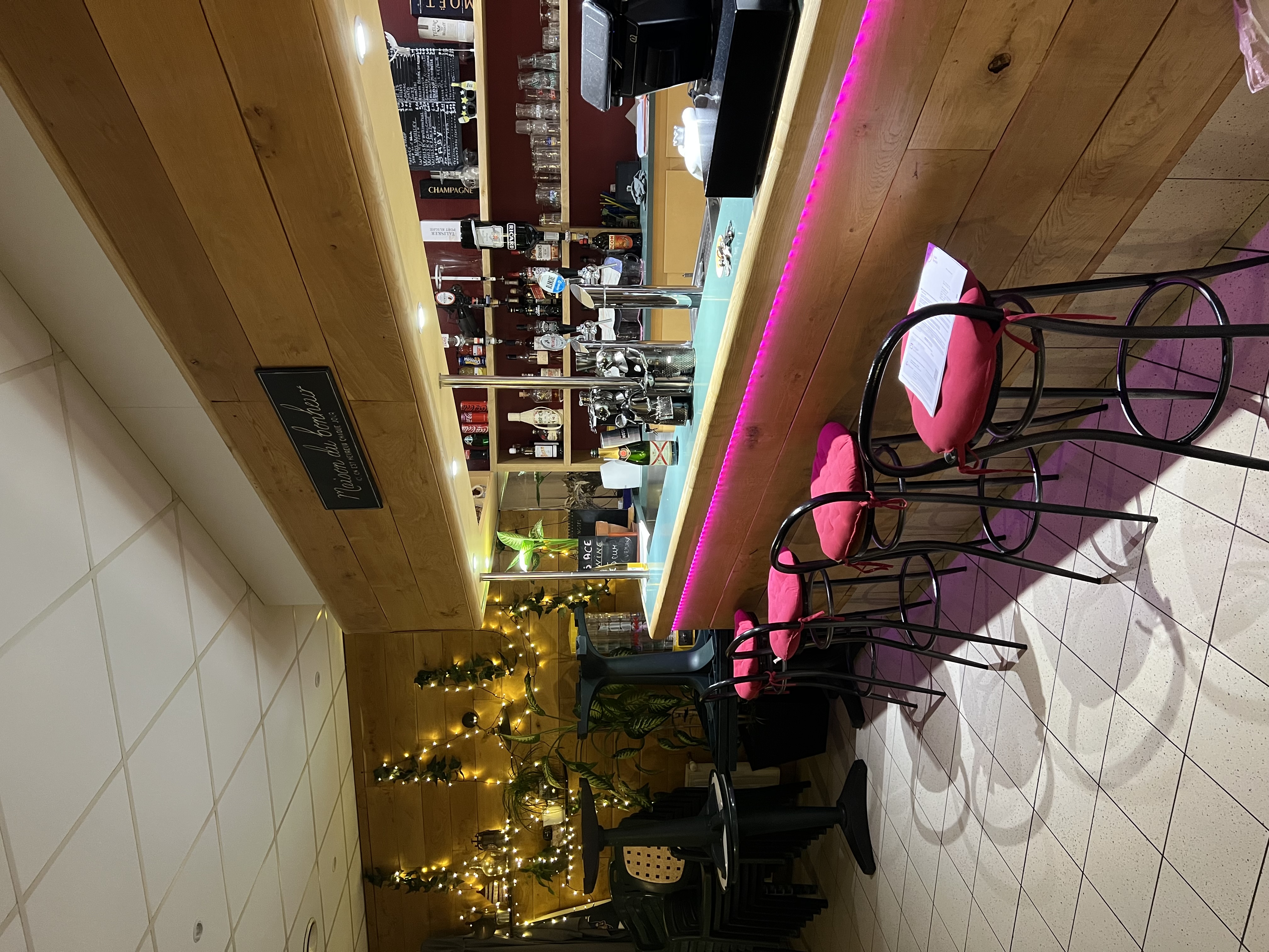 Belle opportunité : Bar-Restaurant à reprendre – Batilly (Lorraine, proche Metz)

À saisir ! Bar-restaurant parfaitement implanté au centre du village de Batilly, à seulement quelques kilomètres de Metz. L’établissement bénéficie d’une excellente visibilité et d’une clientèle locale fidèle.

Il se compose d’un bar accueillant, d’une grande salle principale, d’une seconde salle attenante idéale pour les groupes ou événements, d’une cuisine fonctionnelle, d’une réserve, ainsi que d’une agréable terrasse permettant de développer l’activité aux beaux jours.

Fort potentiel de développement : soirées à thème, restauration du midi, privatisations…

Une maison avec garage, située juste à côté de l’établissement, est également disponible à la location via la mairie : un vrai plus pour faciliter l’installation.

Vente pour départ à la retraite.
Idéal pour un couple ou un professionnel souhaitant se lancer en Lorraine.