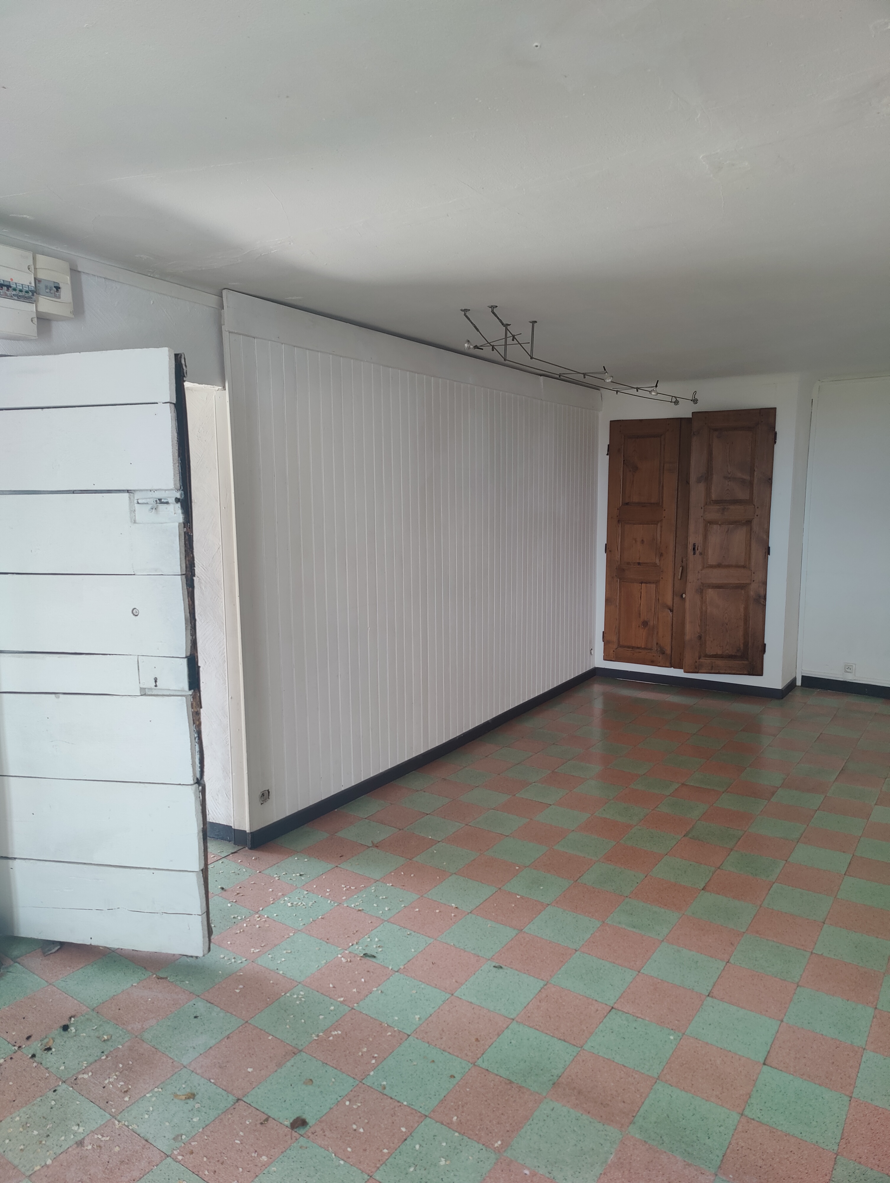 Au cœur du Village de Bargème l’un des « Plus Beaux Villages de France », la Municipalité propose à la location idéalement pour un Artiste, une maison de village sur 3 niveaux de 100 m2 non meublée comprenant :

- Au Rez-de-chaussée : Atelier de 40 m², 1 garage. 
- Au 1er étage : appartement deux pièces : cuisine, séjour, 1 chambre, salle d’eau et W.C. 43 m2 env. 
- Au 2ème étage : 3 salles d’exposition 55 m2 env. + jardinet

700 € sans les charges (Eau et électricité à la charge du locataire,) 

Pour plus de renseignements contacter la Mairie de Bargème du Lundi au Vendredi (sauf mercredi fermée).