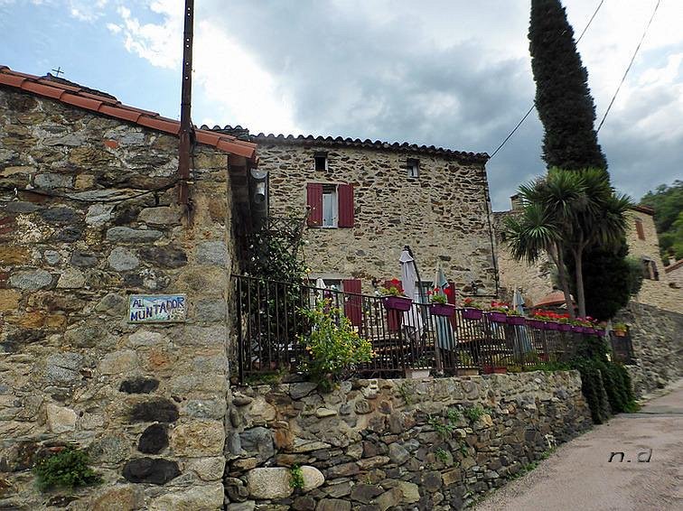 À LOUER – Café / Restaurant avec Licence IV + Studio – Aspres (Pyrénées-Orientales)
À 45 minutes de Perpignan, au cœur d’un charmant village des Aspres, à proximité de Bouleternère, se loue un café-restaurant Licence IV entièrement rénové, idéal pour un couple ou une personne souhaitant vivre et travailler dans un cadre naturel préservé.
Chemins de randonnées et églises romanes remarquables, prieuré de Serrabone, église de la trinité à proximité
Description du commerce
•	Établissement de 45 m², entièrement équipé et en cours de rénovation complète
•	Capacité : 20 à 25 couverts en salle + 25 places en terrasse ensoleillée
•	Licence IV incluse
•	Matériel complet, prêt à exploiter
Logement de fonction
•	Studio de 25 m² environ, attenant ou à proximité immédiate
•	Idéal pour résider sur place
Conditions de location
•	Loyer annuel : 6 600 € charges Electricité et Eau en suppléments
•	Bail court d’un an, renouvelable
•	Dépôt de garantie : 2 mois de loyer
•	Apport / besoin en fonds de roulement : 3 500 € demandé pour la candidature retenue
Potentiel
•	Chiffre d’affaires historique d’environ 50 000 € réalisé par les anciens exploitants
•	Emplacement idéal pour les amoureux de la nature et de la vie de village