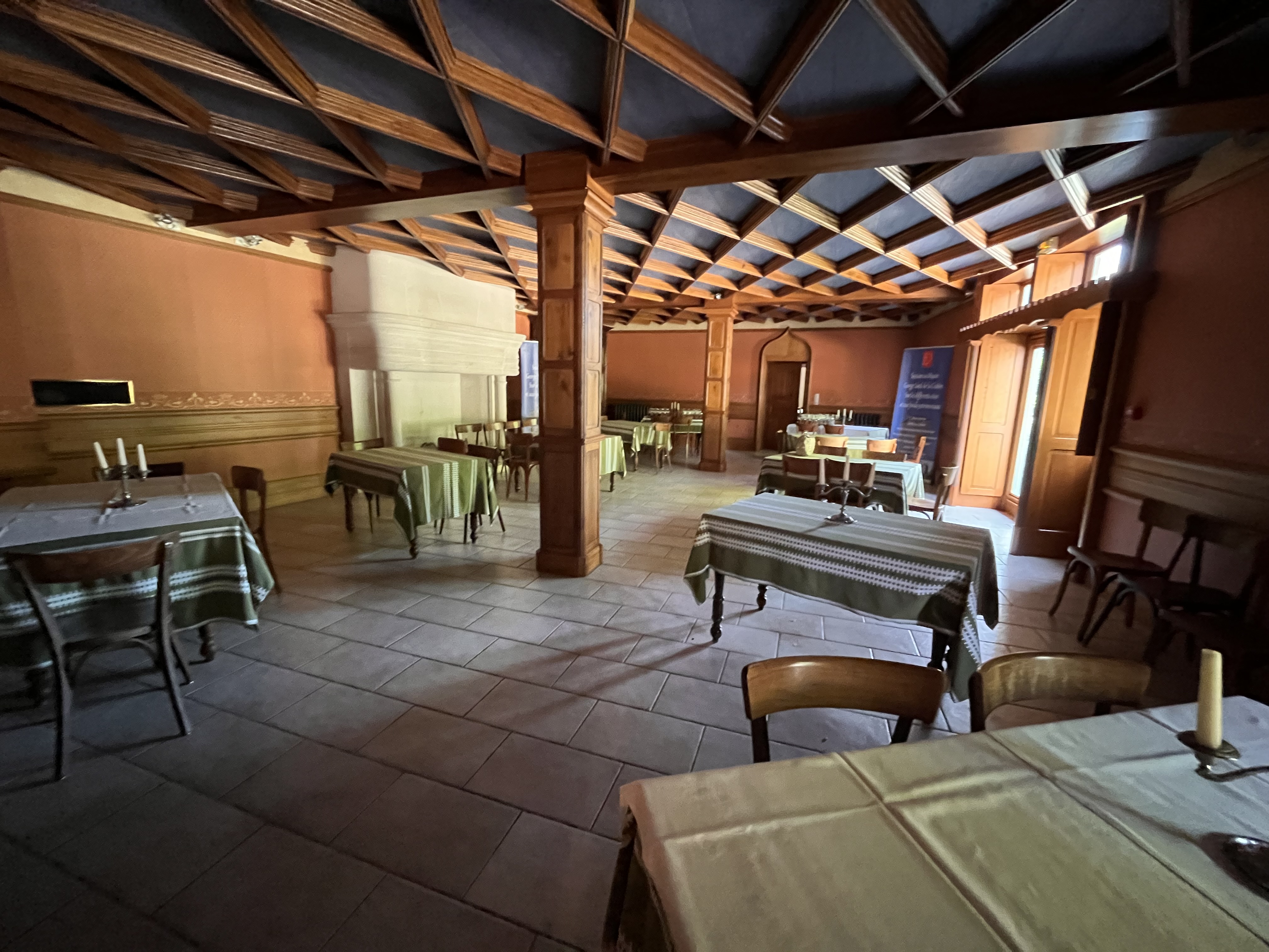 Saisissez une opportunité unique au cœur de Nohant-Vic ! 

L'emblématique "Petite Fadette", face à la Maison de George Sand, est prête à renaître. 
Ce vaste ensemble immobilier de charme, riche d'histoire, bénéficie d'un emplacement exceptionnel avec un flux touristique annuel de 30 000 visiteurs.

Imaginez : un hôtel de charme, un restaurant de tradition, un lieu d'événements culturels, ou des gîtes de prestige.

Le rez-de-chaussée, avec son bar, ses salles de réception, sa salle avec four à pain, sa cuisine professionnelle, et ses espaces de service, conserve l'âme de l'auberge. L'étage offre des chambres avec sanitaires, une conciergerie et un potentiel pour des suites.

À l'extérieur, un jardin agréable et une maisonnette avec grange à rénover complètent ce bien.

Un investissement rare, au cœur d'un lieu chargé d'histoire et de tourisme.