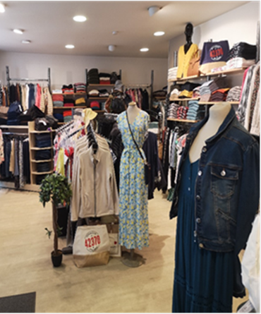 Description :
Commerce situé à RENAISON, commune de 3 046 habitants,
pôle économique de la Côte roannaise disposant de très
nombreux commerces et services, à 12,2 km de Roanne.

Activité :
Prêt à porter et lingerie homme et femme, rayon layette.
Commerce créé en 1986. Vente : cause départ en retraite.

Locaux :
Magasin avec de grandes vitrines, situé dans une rue commerçante. Stationnements devant
le magasin. Locaux d’environ 100 m² dont 75 m² de boutique et 25 m² de réserves, bureau et
sanitaires, possibilité d’augmenter la surface de vente.

Equipements :
Rayonnages, meubles de présentation, caisse avec logiciel de vente.

Prix : *fonds : 85 000 €
*stock (reprise à voir) *loyer : 737 € / mois

Aides financières : Accompagnement personnalisé des porteurs de projets par les services de Roannais Agglomération. Possibilité d'accompagnement du conjoint. Aides à l'investissement (30 %) Région et Roannais Agglomération. Prêts d'honneur et garantie de prêts en lien avec Initiative Loire et Loire Active.

Contact / Renseignements : Jean-Claude DUCARRE
 Par courriel : jcducarre@roannais-agglomeration.fr
 Par téléphone : 06 20 76 35 39 ou 04 26 24 90 82