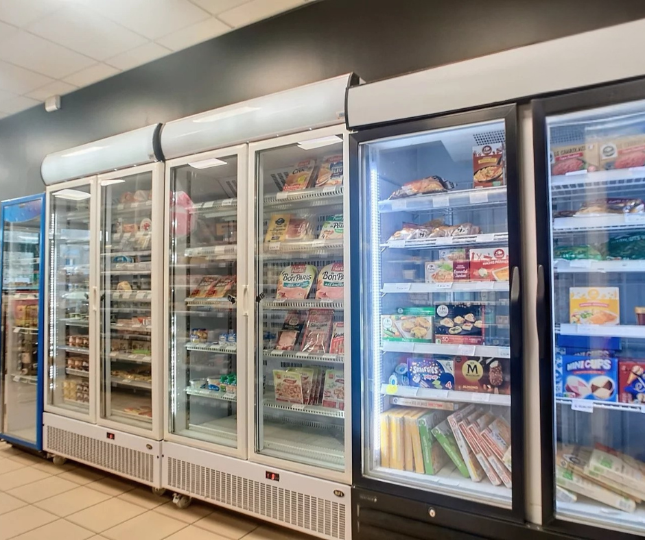 URGENT !! Cause Santé 
Sur la commune de SAINT-DIDIER fonds de commerce à céder. SAINT-DIDIER est une commune bretonne  proche de Vitré et de Rennes . Commune dynamique en plein développement grâce à un accès rapide à la voie expresse RENNES PARIS ; Commune de 2000 habitants . Supérette équipée et profitant d'un emplacement privilégié en centre bourg. Réel potentiel de développement du chiffre d'affaires pour une personne motivée ayant la fibre commerciale, le sens du commerce et souhaitant s'investir dans la commune. Cette épicerie à l'avantage de profiter de l'accompagnement de la marque PROXI. La commune est propriétaire des murs et propose un loyer modéré pour aide à la reprise. 300€/mensuel
Une surface de vente 70m² plus 50 m² de réserve et bureau. Équipement complet chambre froide, vitrines réfrigérée, rôtissoire etc...
Actuellement ouverte 5 jours par semaine ; fermée le lundi
Pour plus de renseignements 
Contactez moi  au 07 71 84 77 46