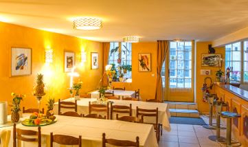 A vendre fond de commerce restaurant pizzeria bar, dans un village très touristique au nord du département du Lot et Garonne, limitrophe Dordogne et Gironde, par son château, ses vins et son écrivaine Marguerite Duras. Très belle emplacement au milieu du village.