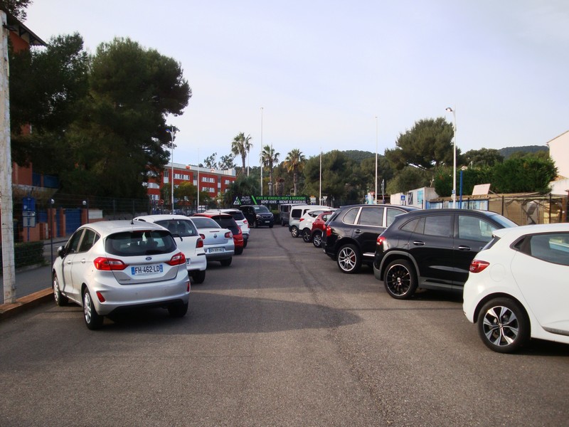 RARE Golfe St-Tropez – Exposition 550m² Tous commerces

Emplacement stratégique à Cavalaire-sur-Mer, au cœur du Golfe de Saint-Tropez.

Cause : départ à la retraite

À céder droit au bail d’un emplacement d’environ 550 m² avec un bureau de 50 m2, possibilité de fond de commerce.

Actuellement exploité par un professionnel de la vente de véhicules neufs et d’occasion, le site offre un fort potentiel de développement pour de nombreuses activités :

• Automobile / location de véhicules
• Showroom / négoce
• Stockage / dépôt / logistique
• Activités commerciales ou artisanales
• Enseignes nationales ou franchisées

Caractéristiques :
• Surface Parc : 550 m²
• Loyer : 2 700 € / mois
• Bail 3/6/9 jusqu’en 2029
• Activités autorisées : toutes sauf restauration

Les + :
• Très fort potentiel commercial
• Zone touristique à forte fréquentation
• Excellente visibilité et accessibilité
• Grande surface rare sur le secteur
• Loyer particulièrement attractif

Prix : 150 000 €
Dossier sérieux uniquement.

Contact : 06 09 88 20 96
Mail : autoimportdugolfe@hotmail.fr