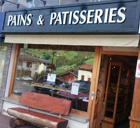 Urgent : Opportunité à saisir : 
Très belle  affaire dans un village dynamique et offrant un fort potentiel tant en pâtisserie que boulangerie 

Au c?ur du beaufortain  et  sur un axe très passant et touristiques , cette boulangerie est située sur la route des grands Alpes et aux pieds de plusieurs station de ski.
L'emplacement est de premier choix car situé a l entrée du village et jouis d une visibilité incomparable. 

Le stationnement est possible à proximité immédiate de la boulangerie.



Marché tous les mercredis tout l année.

Boulangerie- Pâtisserie bien équipée, et très bien entretenue.

Durant les périodes estivales la boulangerie procède une succursale dans une village station authentique de ski et offrant aussi un stationnement à proximité.
Possibilité de vendre les deux affaires
Séparément  

Me contacter pour plus d information

Un jour de fermeture hebdomadaire et 8 semaines de congés annuels.

CA 2023 - 2024 HT : 760 000 

Possibilité d acheter individuellement les points de vente 
Me contacter pour plus d information 

Boutique se trouvant en ZRR pas d'impôt sur les sociétés pendant 5 ans puis dégressif les 3annnées suivantes