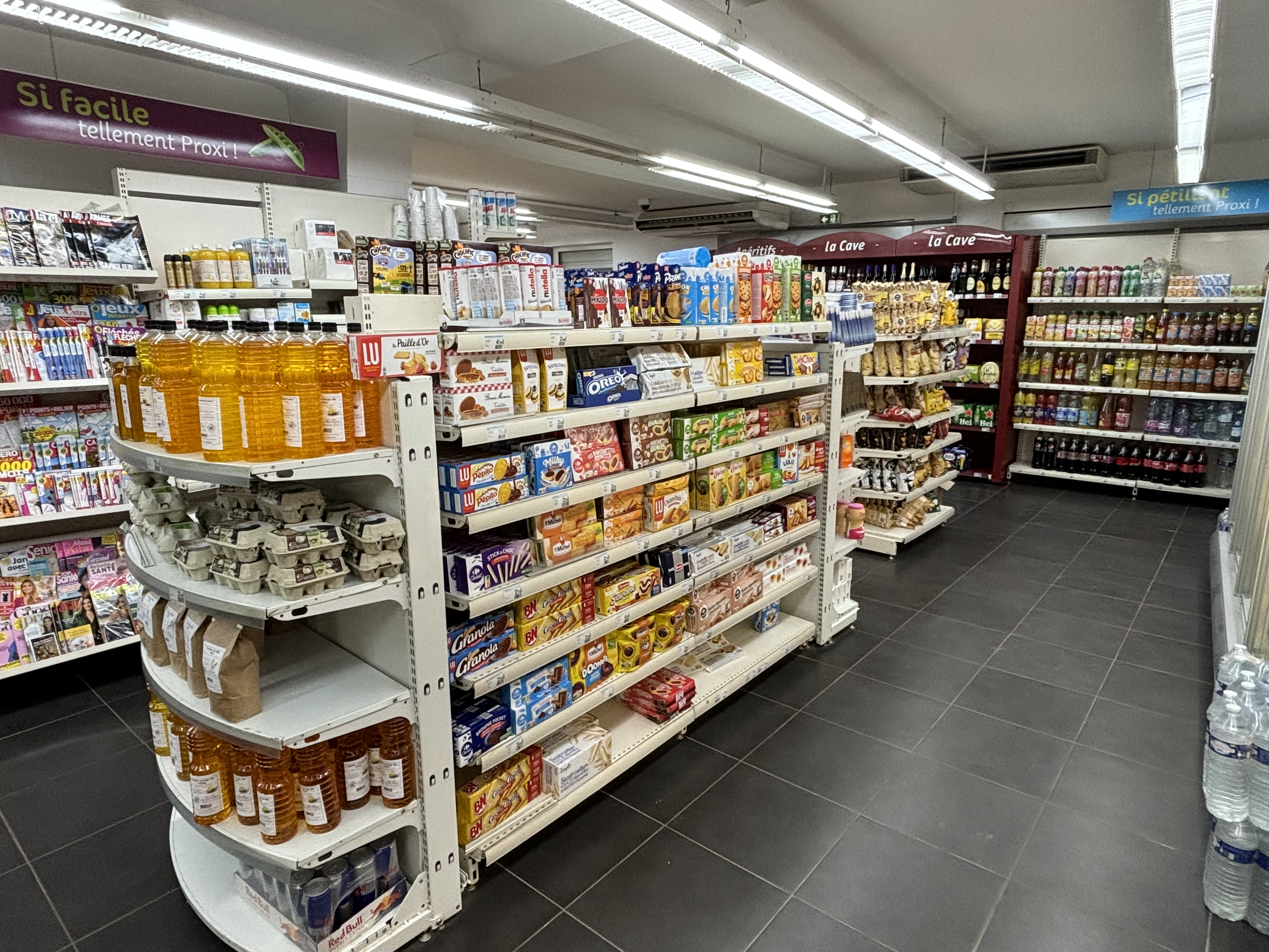 À vendre – Fonds de commerce supérette / tabac / boulangerie-pâtisserie

Prix de vente : 190 000 €

Dans le Tarn-et-Garonne, sur un axe très passant Toulouse–Bordeaux, vends fonds de commerce multi-activités :
	•	Tabac – Presse – Boulangerie-Pâtisserie – Supérette
	•	Licence IV
	•	Française des Jeux
	•	Surface de 200 m²
	•	Parking privé pour la clientèle
	•	Emplacement premium en bordure de nationale, offrant une excellente visibilité et un flux régulier de clients.

Belle opportunité pour un couple ou une famille souhaitant reprendre une activité dynamique et rentable.

Prix de cession du fonds de commerce : 190 000 €
(Stock en sus, à évaluer)

Pour plus d’informations ou organiser une visite :