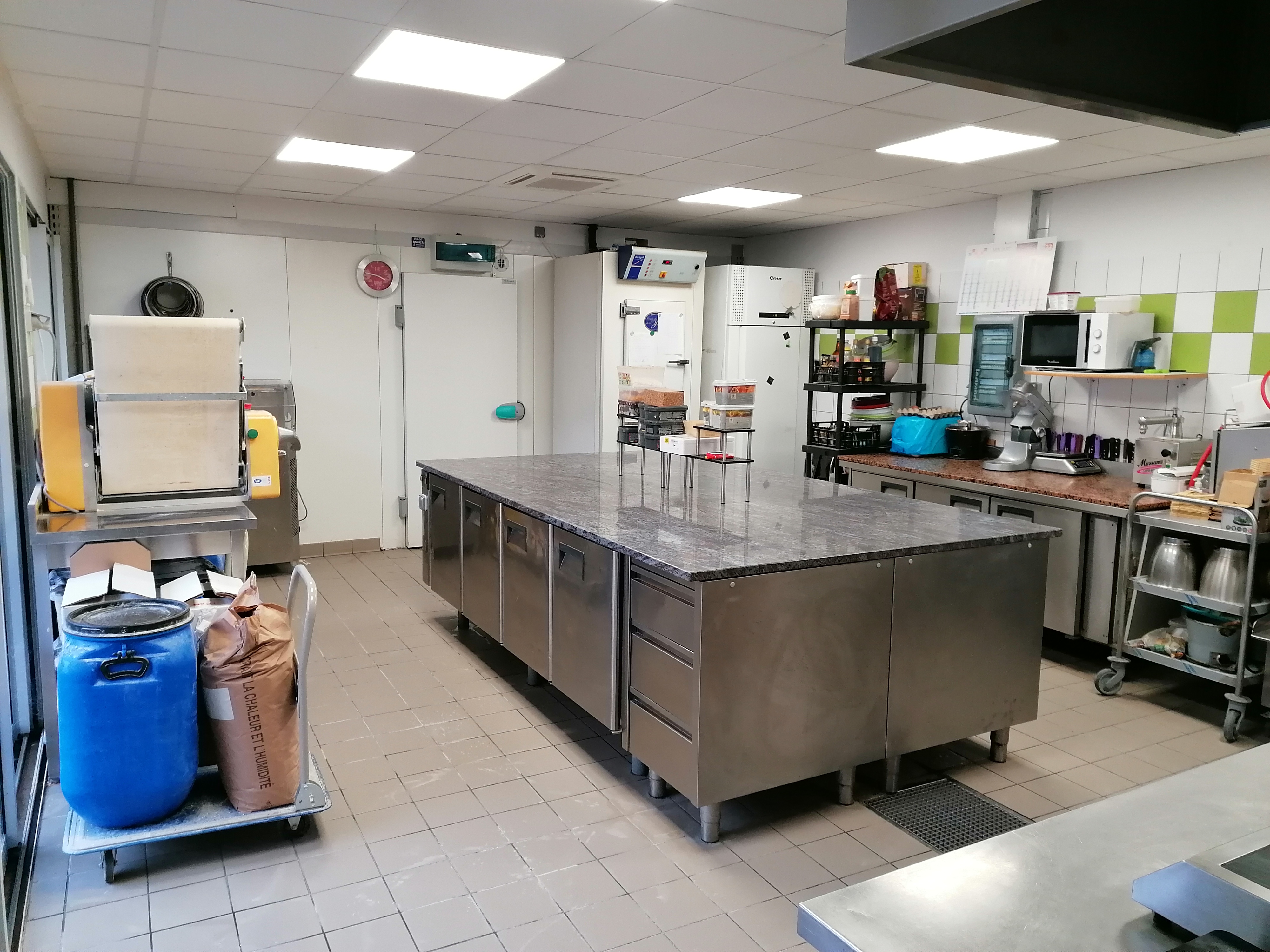 Fond de commerce d'une Boulangerie Pâtisserie Artisanale dans un secteur géographique actif et vivant avec un fort potentiel de clients .
Se situe sur un axe de passage et dispose d'un  grand parking .
Magasin 40 m² et l'espace de production est de 140 m² avec plusieurs postes bien définis (snacking, viennoiseries, pain et pâtisserie)
Les équipements sont nombreux et sans aucuns frais à prévoir.
Chambre négative 
Pastoturbine
Surgélateur
3 chambres de pousses
Balancelle
Diviseuse formeuse...
Loyer 1180€/mois
CA 2025: 350 000 €

C'est une très belle affaire avec un bon potentiel , cela fait 30 ans que nous sommes ici et nous avons juste envie de faire autre chose 😊