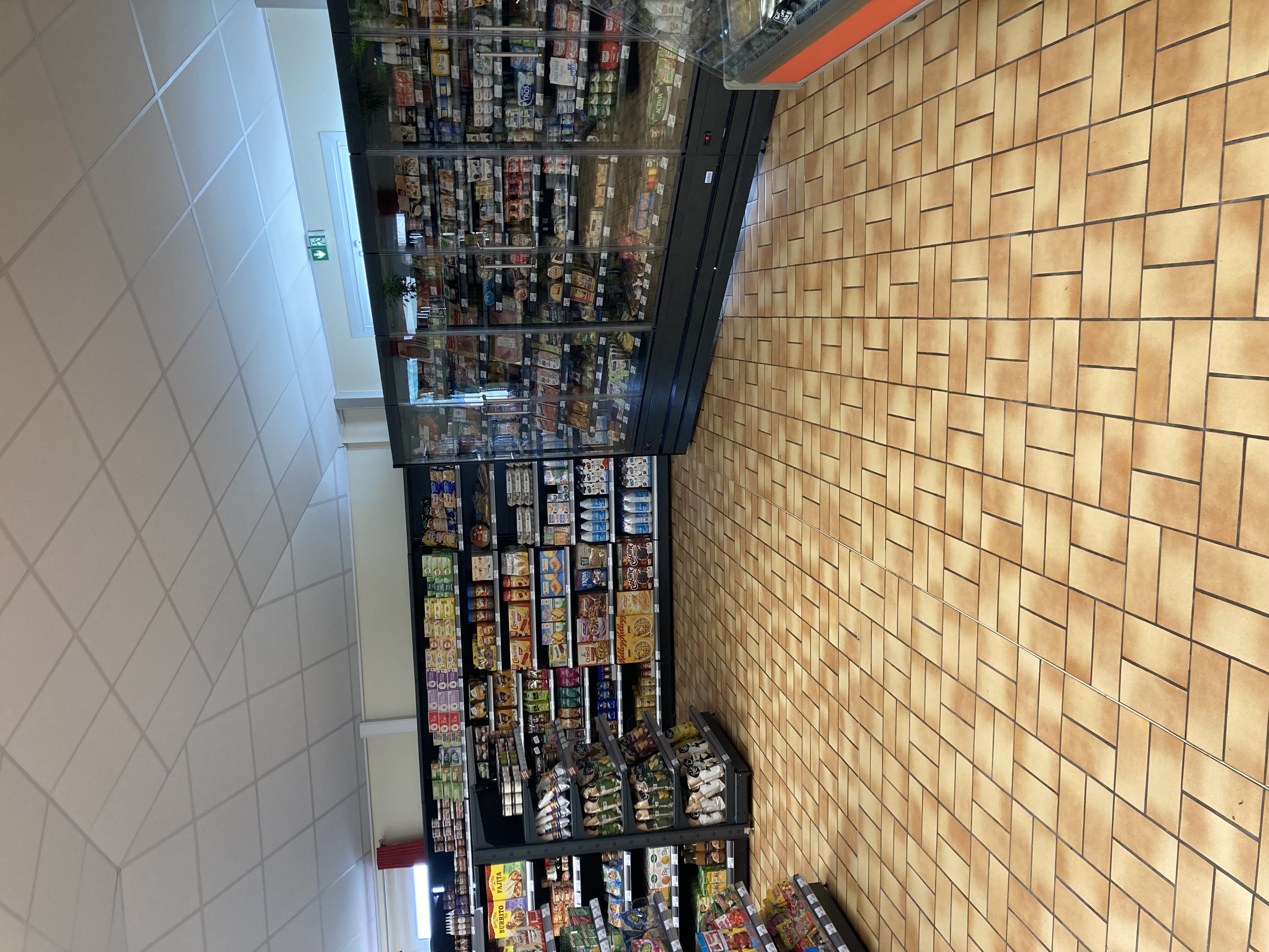 Prix de vente : 30 000 EUR à débattre (hors stock) 


Situé au cœur du charmant village de Tréflez (29430), ce fonds de commerce représente une belle opportunité pour un couple ou un professionnel souhaitant reprendre une activité de proximité.

Cet établissement propose une activité diversifiée associant épicerie , traiteur, dépôt de pain et pâtisserie, répondant aux besoins des habitants et de la clientèle de passage.

Des locaux commerciaux fonctionnels et équipé 

L’ensemble commercial développe une superficie d’environ 130 m², comprenant :

* Un espace de vente de 90 m2 permettant l’accueil de la clientèle et la présentation des produits.
* Une cuisine de 18m², offrant un espace complémentaire pour l’organisation de l’activité et les préparations.
* Une réserve de 15 m², facilitant le rangement et le stockage.

Le fonds comprend le matériel (6000€HT) et les équipements professionnels nécessaires à l’exploitation, permettant d’envisager une reprise dans de bonnes conditions. 

Plusieurs places de stationnement devant l’épicerie facilitent l’accès à la clientèle.
