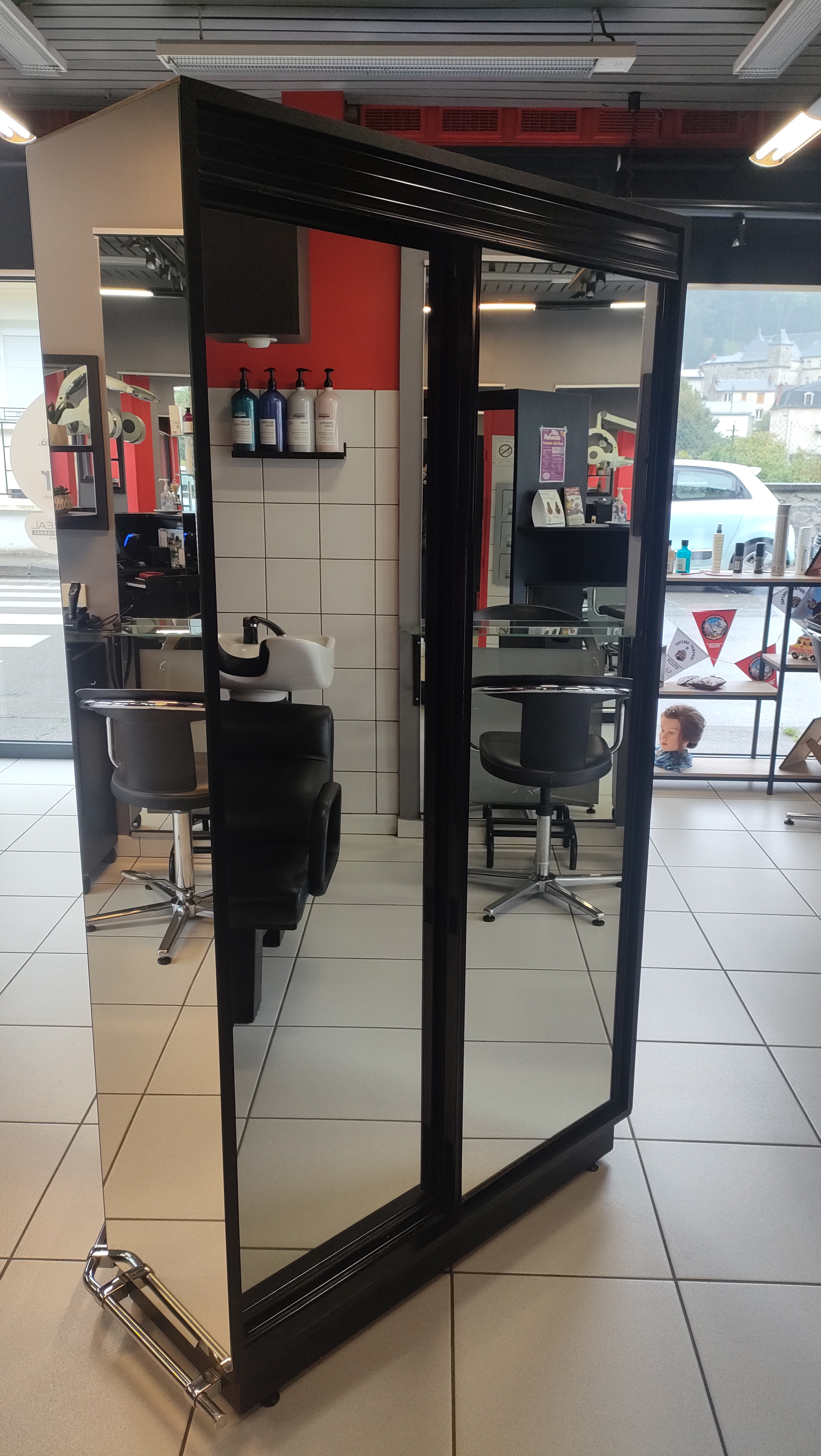 A vendre, Bort les Orgues, cause retraite,salon de coiffure idéalement situé, proche commerces, facilité de stationnement - surface 35 m2,avec stockage et toilettes, aux normes accessibilité, avec vitrine et store neuf (février 2022) matériel complet dont 8 postes de coiffages, et 3 bacs-bail bail commercial avec loyer 245€/mois -CAHT au 31/12/2023de 32 786€- sans salarié- Prix du fond de commerce 15 000€