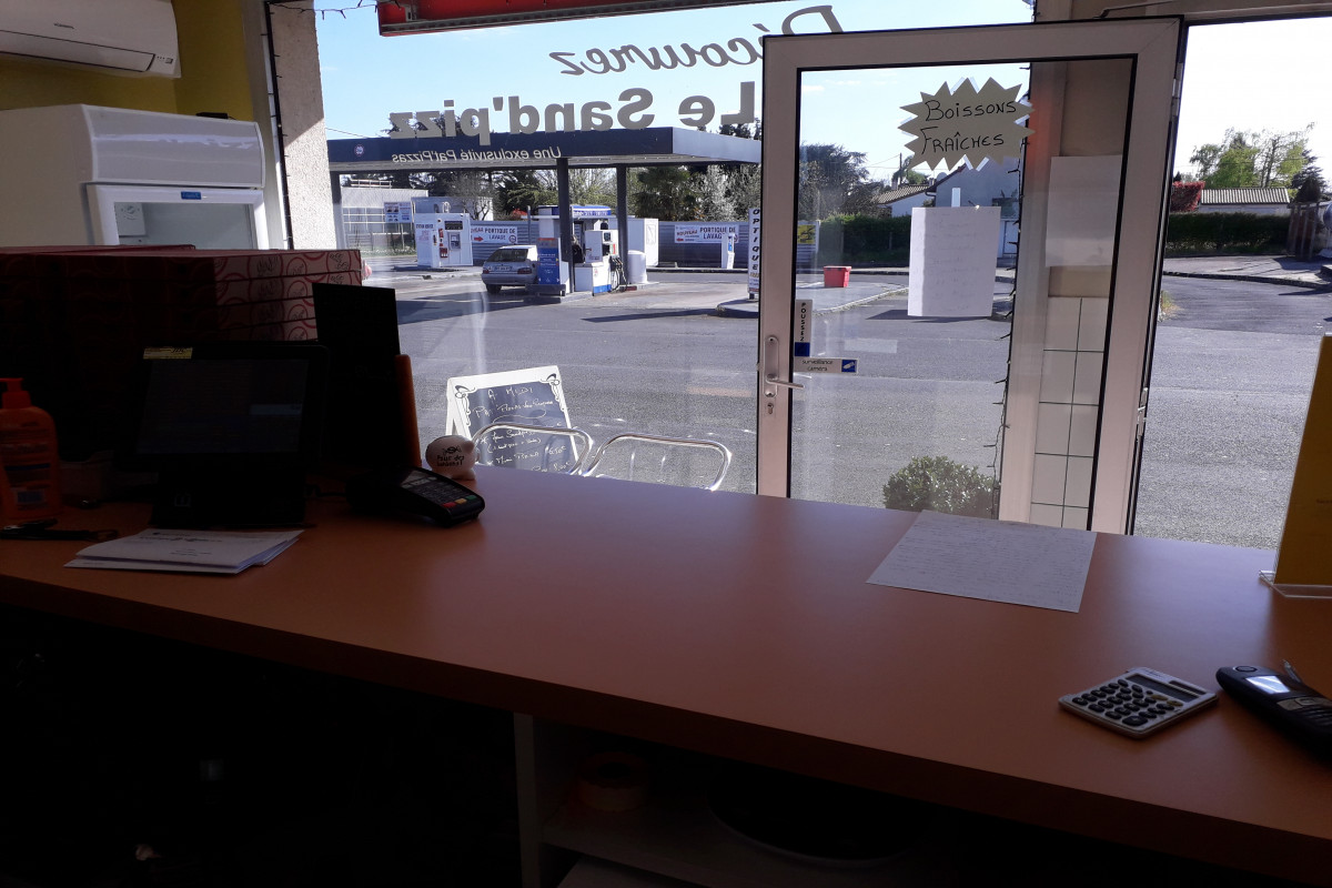 vends fond de commerce de pizzeria à emporter cause retraite à saisir rapidement
emplacement no1 dans  village de Dordogne
matériel pro en parfait état
a voir absolument