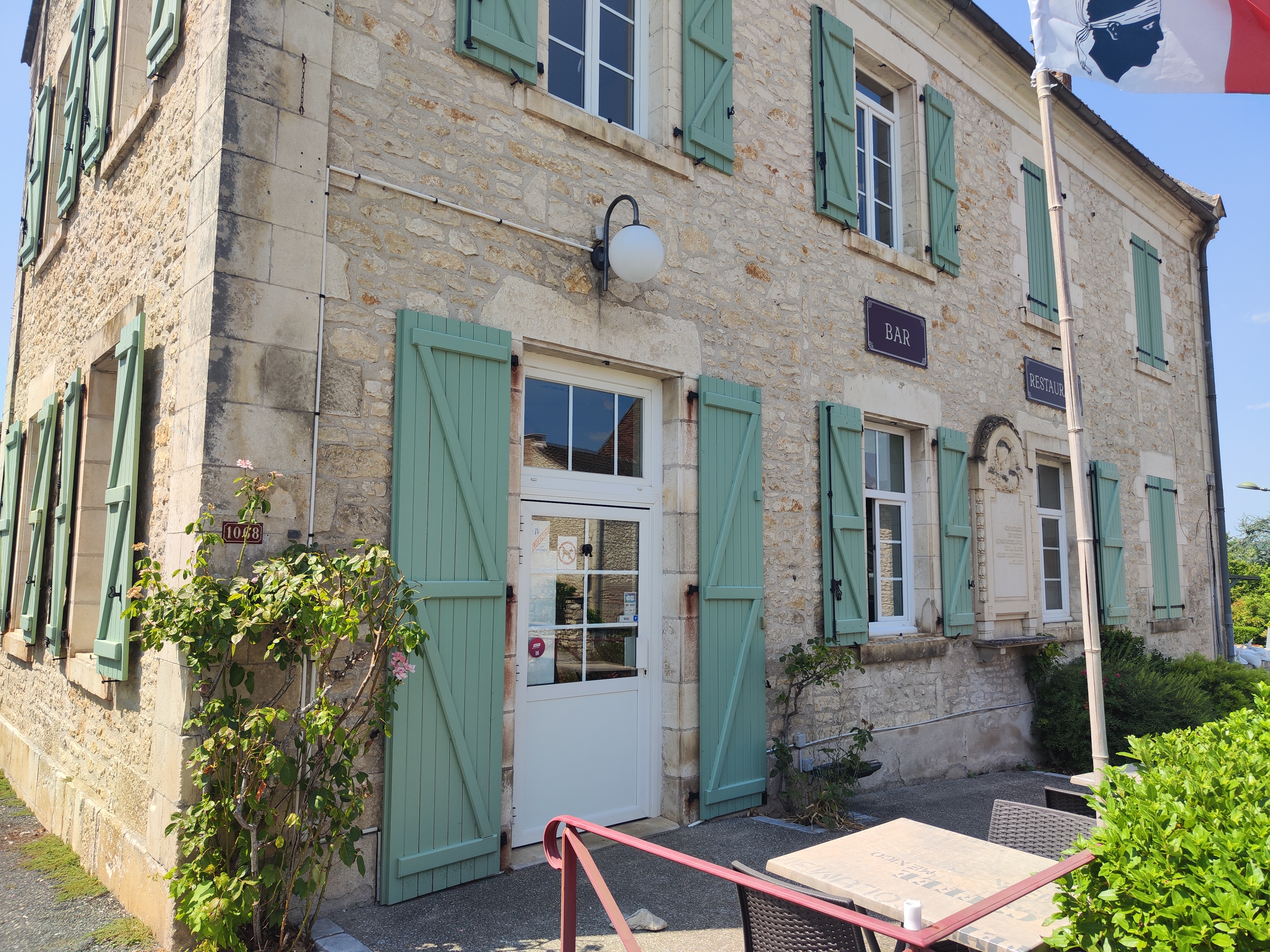 Emplacement & Cadre 
Établissement idéalement situé à Lanzac, au cœur du village. Bénéficiant d'une visibilité optimale sur un axe passant, ce restaurant dispose d'un accès facile avec un parking dédié pour la clientèle.
Disponible dès octobre, cet établissement est conçu pour une exploitation à l'année.
Des Infrastructures Complètes
Le restaurant propose une capacité d'accueil modulable:
Intérieur : 
Deux salles de restaurant (28 et 10 places) 
cuisine de 30 m² équipée 
Extérieur : Une terrasse à l'arrière et une vaste terrasse couverte de 40 places pour les beaux jours.
Logement de Fonction Inclus
Pour votre confort, un appartement spacieux de 80 m² est situé juste au-dessus du restaurant. Il se compose de :
3 chambres lumineuses.
Une cuisine.
Un grand salon / salle à manger.
Conditions Financières
Loyer mensuel : 583 HT €