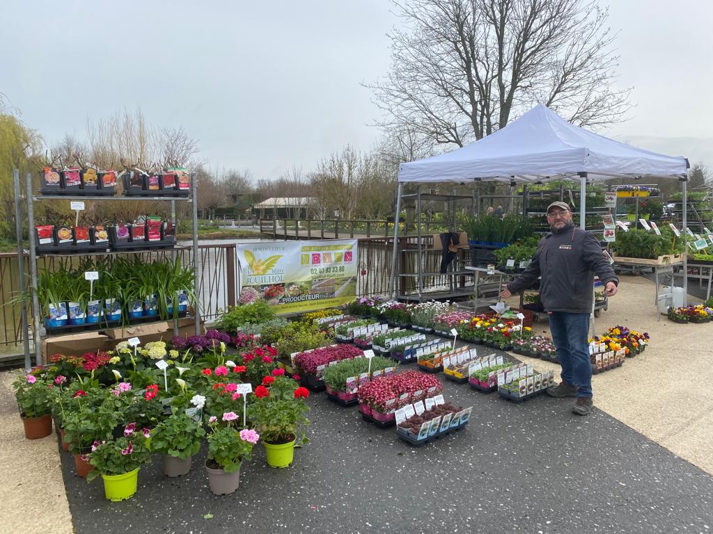 Entreprise familiale de production et de vente de plants de légumes et de plants de fleurs.
Vente directe sur l'exploitation et sur les marchés.
Clientèle fidèle. 
Départ à la retraite en fin d'année. Mais possibilité d'accompagnement pendant une ou deux années.
Le prix comprend la maison d'habitation,300000 euros et l'entreprise 180000 euros