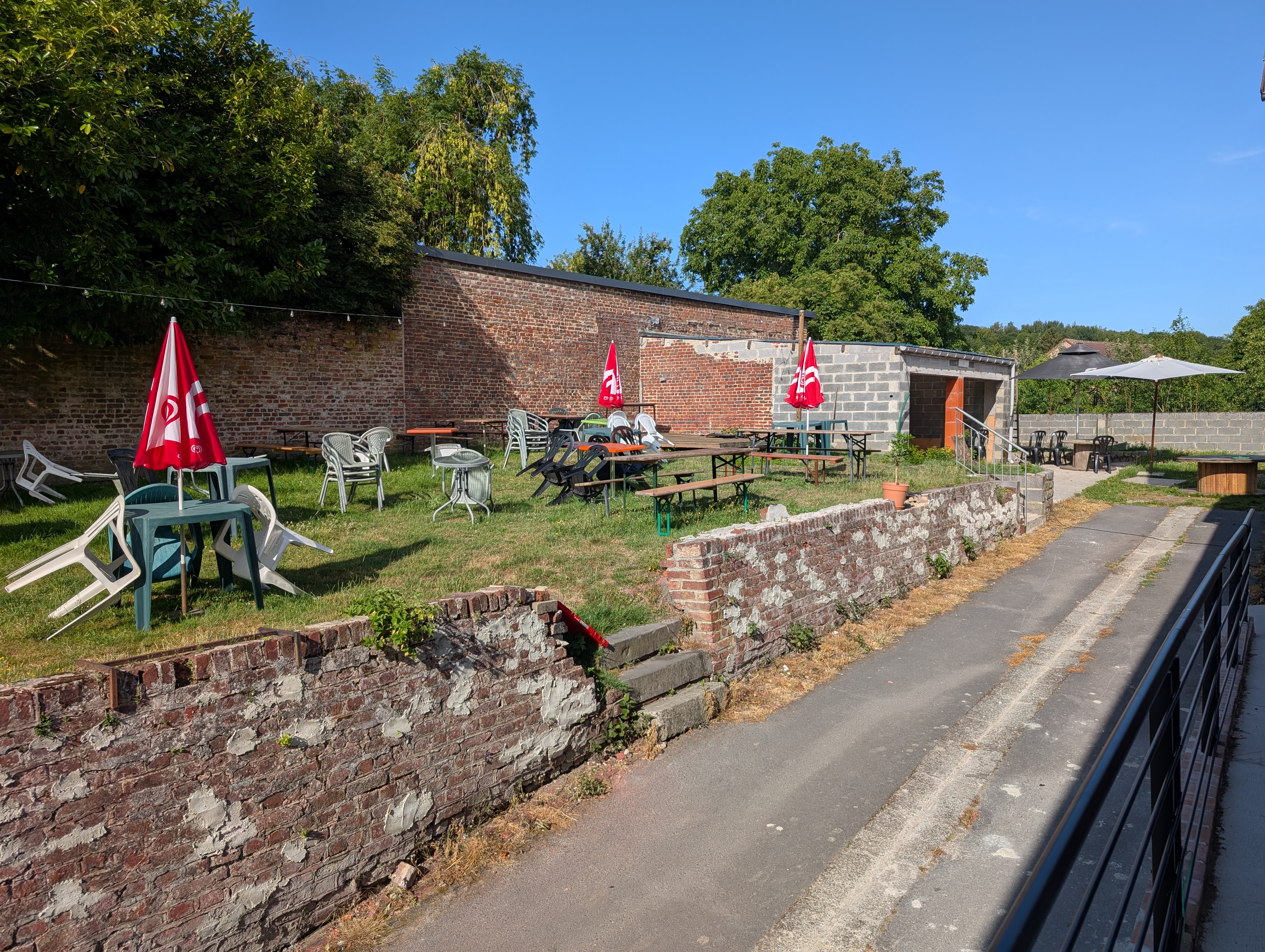 !!!!! Affaire à saisir !!!!!!
Je vends mon fond de commerce situé dans un village dynamique Honnecourt sur Escaut ( village de 700 habitants à 15 km de Cambrai).
Aucune concurrence dans un rayon de 7 km. 
Activités 
Épicerie multi services ( produits locaux)
Vente de gaz 
Relais colis 
Bar 
Petite restauration.
Possibilité de développer encore plus l'activité avec de la restauration avec une pièce non exploiter environ 60 m2 avec les murs entièrement carrelés ( besoin d'un petit rafraîchissement)
Grande terrasse privée env150 places et parking au portail 
Côté chiffre la petite boutique n'a pas a rougir !!!!!!
Loyer très faible - de 500€ (poubelle et impôt inclus)
Possibilité d'habiter a l'étage.
N'hésitez pas à me contacter pour plus de renseignements 
J'en demande 45 000 € ( ils seront rentabilisé avant 1 ans)