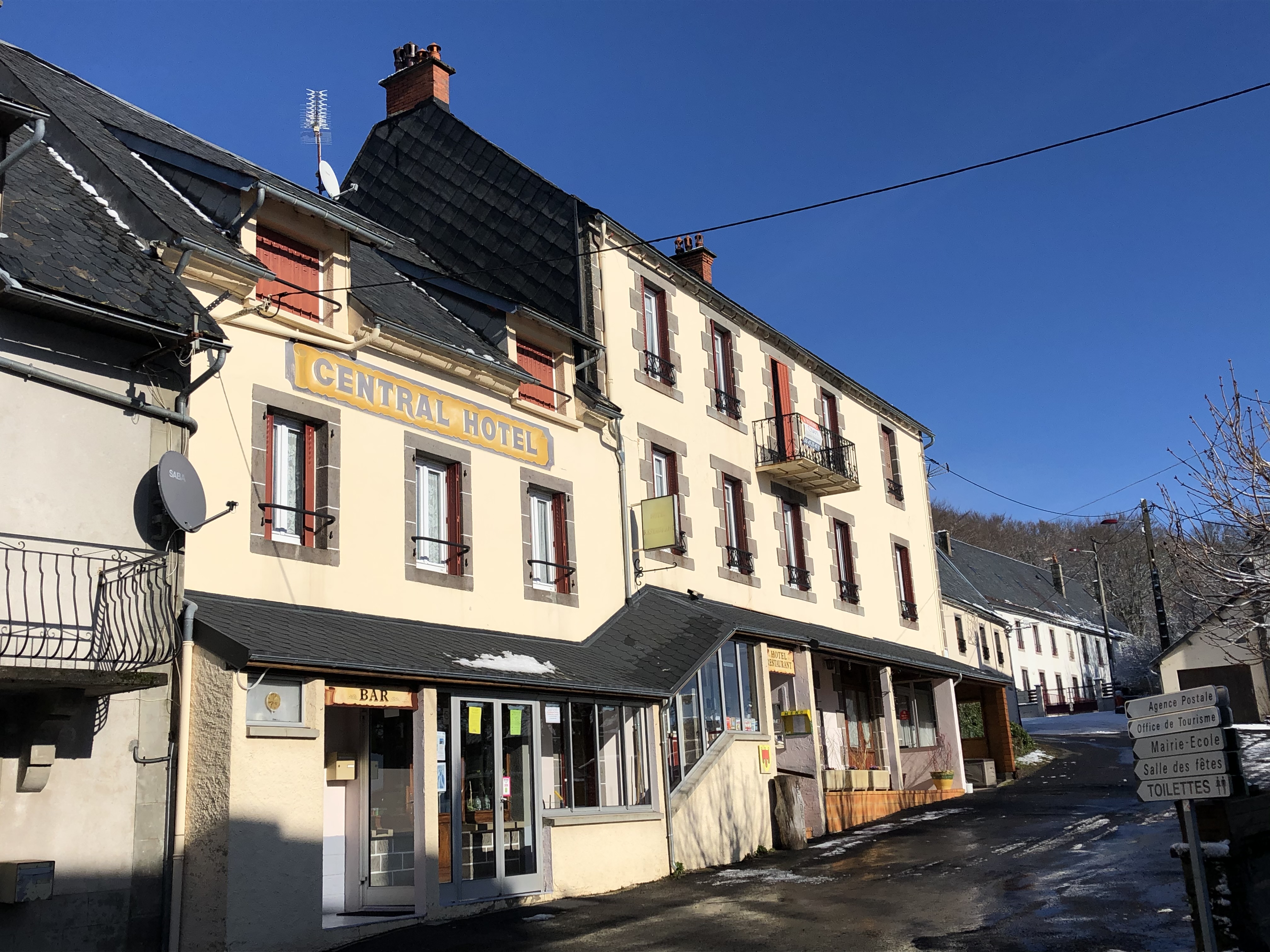 Cet hôtel de 16 chambres est situé au cœur du massif du Sancy, dans un charmant petit village doté de commerces, services et pistes de ski de fond, raquettes et chien de traîneau.

Construit en 1900, cet hôtel familial depuis 5 générations, offre calme et tranquillité à ses clients à seulement 10 minutes de la station de ski de Superbesse.

A proximité de sentiers de randonnée, pistes de ski, ... vous profiterez de deux grandes saisons (été/ hiver). 

L’hôtel est doté d’un bar, d’une cuisine avec fourneau, chambre froide et cave ainsi que d’une salle de restaurant pouvant recevoir jusqu’à 50 couverts.

Il comprend également un logement de fonction de type F3 ainsi qu’un jardin.

Murs et fond de commerce indissociables.