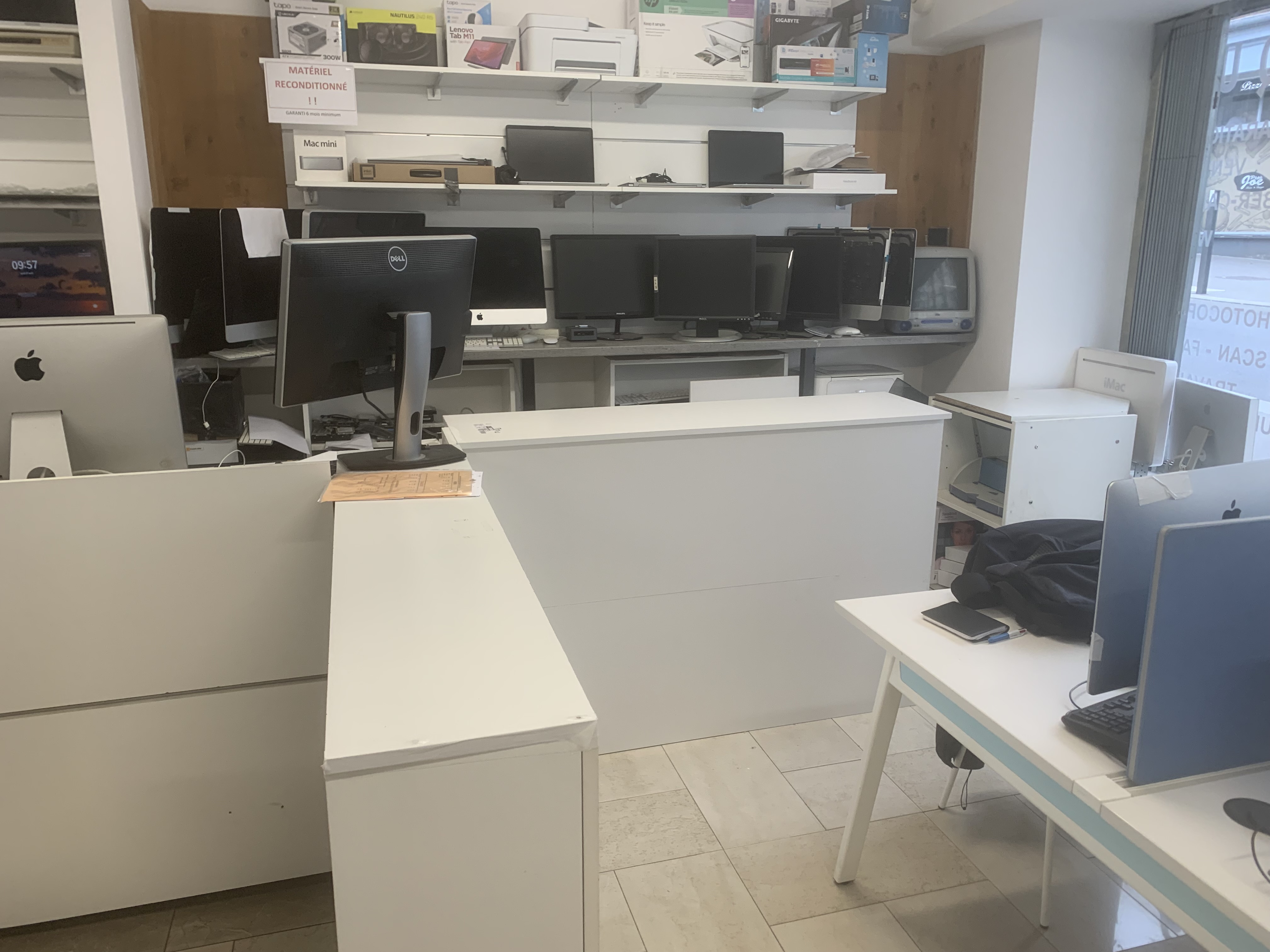 A vendre FDC ou parts sociales SAS. Activités informatique (vente, réparation, assistance), accès internet , photocopies-scan-reliures. Centre-ville de Biarritz. Axe passant (piétons-voitures-vélos). Rue commerçante. Local commercial 36M², activités tout commerce sauf alimentaire. Bail 3-6-9 renouvelé en 2022. Société créée en 2012 ; Forte notoriété, clientèle locale et saisonnière ; CA annuel régulier ; dirigeants actifs ; possibilité de croissance importante sur activité existante et par diversification. Etude disponible après accord de confidentialité. Accompagnement possible.