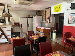 À vendre cause retraite 
Fonds de commerce d'un restaurant . Situé entre Auch et Toulouse, dans un petit village actif :Gimont 
Cuisine ouverte sur une salle, l'autre salle est une véranda. 80 places .
Prêt à vous aider pour vous lancer dans cette affaire.