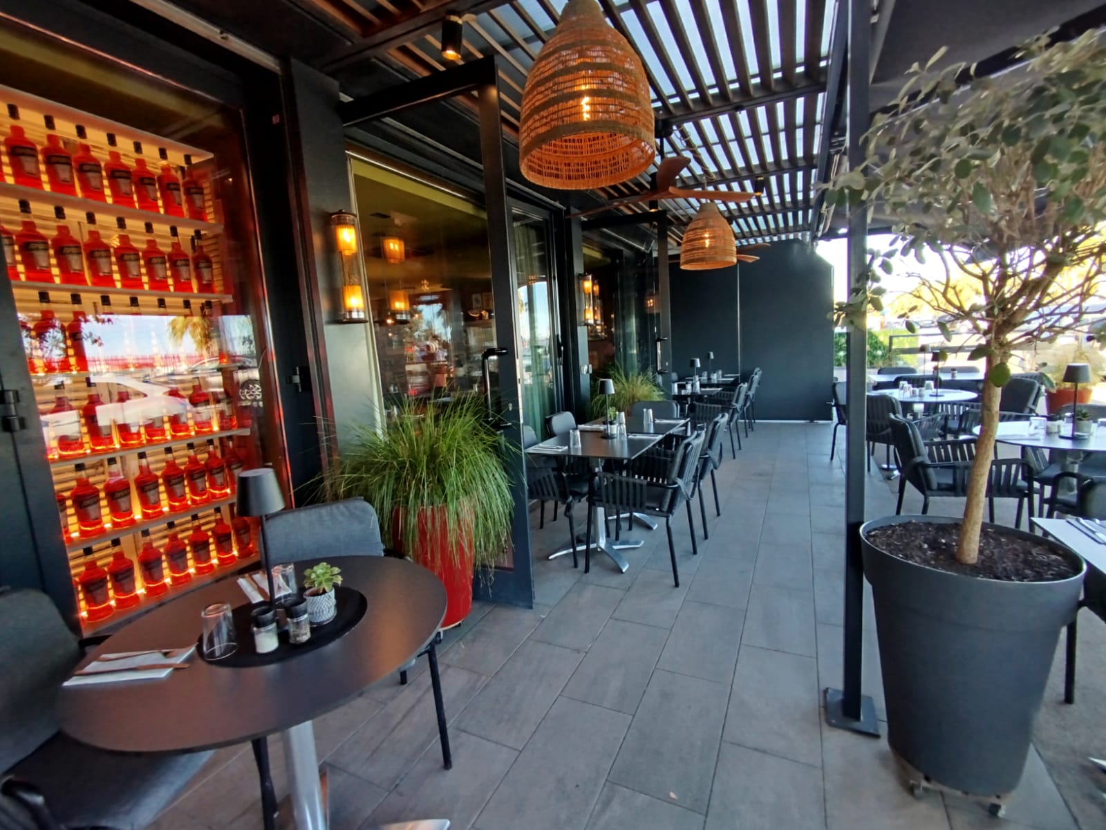 À VENDRE 580 000 EUROS UN RESTAURANT « TRATTORIA »
Situé en emplacement premium sur le port de Saint-Laurent-du-Var, ce restaurant de 160 m² avec terrasse de 40 m² bénéficie d’une visibilité exceptionnelle et d’un fort passage, au coeur d'un quartier en plein essor, dynamisé par l’ouverture de nouveaux établissements.
60 couverts en salle, 80 couverts en terrasse
Décoration soignée et contemporaine
Cuisine professionnelle entièrement équipée, mobilier en excellent état
Four à pizza
Loyer mensuel : 6 000 euros charges comprises.
Une affaire clé en main, idéale pour professionnel souhaitant s’installer immédiatement dans un cadre de travail de qualité, sans travaux à prévoir.