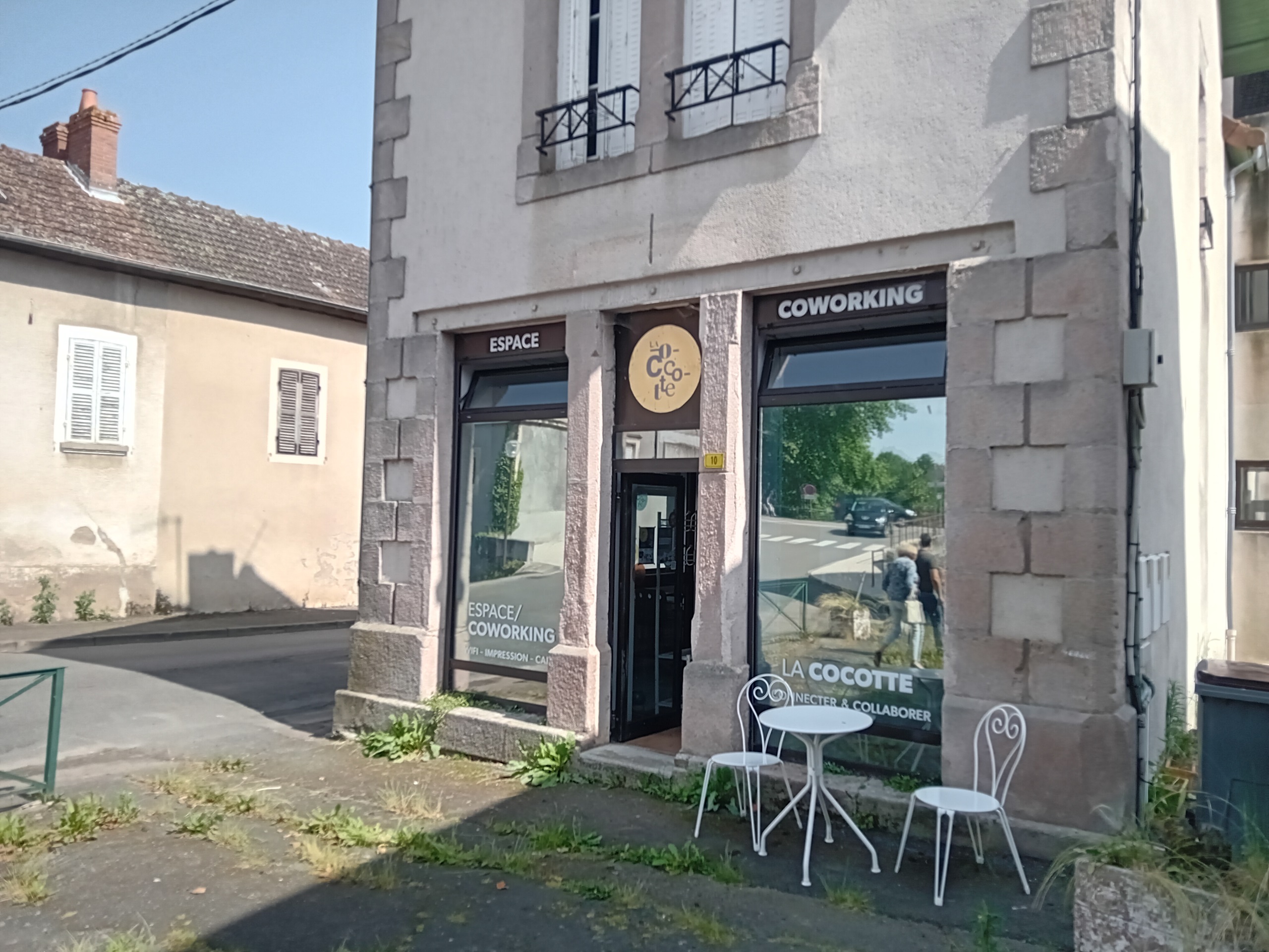 À saisir : À saisir : 𝗗𝗲𝘃𝗲𝗻𝗲𝘇 𝗳𝗹𝗲𝘂𝗿𝗶𝘀𝘁𝗲 𝗶𝗻𝗱𝗲́𝗽𝗲𝗻𝗱𝗮𝗻𝘁 dans une commune dynamique !
Etang sur Arroux (2 000 habitants – zone de chalandise 6 000 habitants) recherche 𝘂𝗻 𝗲𝘅𝗽𝗹𝗼𝗶𝘁𝗮𝗻𝘁 𝗽𝗼𝘂𝗿 𝗿𝗲𝗹𝗮𝗻𝗰𝗲𝗿 𝘂𝗻 𝗰𝗼𝗺𝗺𝗲𝗿𝗰𝗲 𝗱𝗲 𝗳𝗹𝗲𝘂𝗿𝘀.
•	Marché totalement ouvert : les deux fleuristes précédents ont cessé leur activité (départ à la retraite), aucun successeur à ce jour. Concurrence quasi inexistante et sans offre de fleurs coupées.
•	Clientèle locale fidèle, présence d’un funérarium, véritable 𝗱𝗲𝗺𝗮𝗻𝗱𝗲 𝗱𝗲 𝗽𝗿𝗼𝘅𝗶𝗺𝗶𝘁𝗲́.
𝗨𝗻 𝗹𝗼𝗰𝗮𝗹 𝘃𝗮𝗹𝗼𝗿𝗶𝘀𝗮𝗻𝘁 : 90 m² lumineux, vitrine d’angle, pièce fraîche au fond. Rénové récemment (intérieur / extérieur, électricité refaite). En cœur de bourg, avec stationnement aisé et commerces à proximité, loyer attractif de 400 € mensuel—Aide communale sur une partie des loyers (2 premières années) et sur les investissements.