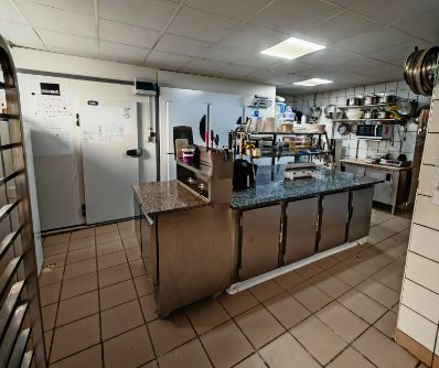 À transmettre, boulangerie-pâtisserie familiale située au cœur de Villevocance (Ardèche Verte), village dynamique d'environ 1 200 habitants, avec commerces, services de proximité et marché hebdomadaire chaque vendredi.

Idéalement implantée sur la route du Puy, elle bénéficie d'une clientèle fidèle, locale et touristique.

L'établissement offre un laboratoire spacieux, lumineux et fonctionnel, un véritable confort de travail, ainsi qu'un jardinet et une terrasse privatifs, des atouts appréciables au quotidien.

Chiffre d'affaires : 267 000 €
Prix de vente : 160 000 €
Loyer : 1 000 € / mois

Belle opportunité pour un artisan ou un couple souhaitant reprendre une affaire saine avec un réel potentiel de développement, dans un cadre de vie agréable.

📩 Dossier complet, photos et renseignements complémentaires sur demande.