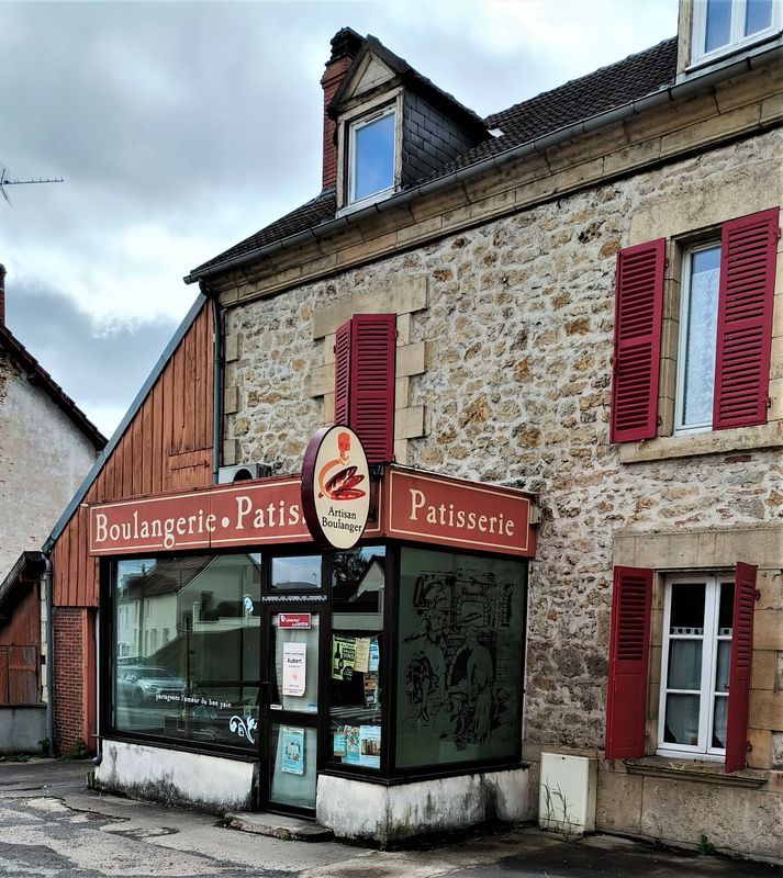 Amoureux de leur métier mais, enfin en âge de se reposer, M et Mme. Aubert partent à la retraite ! Or, leur boulangerie doit perdurer !

Venez vous installer à Imphy, dans une belle boulangerie au cœur de la Nièvre.
A 10 min de Nevers et 25min de Decize, Imphy abrite 3300 habitants et 3 usines qui emploient à elles-seules 1300 personnes. C'est-à-dire, beaucoup de monde pour acheter du pain, viennoiseries et autres douceurs...

POURQUOI REPRENDRE CE FONDS DE COMMERCE ?

-Située sur un axe passant avec stationnement devant la boutique, la boulangerie est la seule sur le bourg de la commune ;
-Un boulanger exceptionnel y travaille et vous ne trouverez jamais meilleur ouvrier ;
-Le fournil est spacieux, lumineux et agréable à travailler ;
-Vous bénéficierez de partenariats de distribution établis avec des structures locales ;
-La boulangerie dispose d'un logement attenant dans lequel vous pouvez vous loger ;
-Le matériel est en bon état (le congélateur, le frigo et les deux chambres de fermentation sont neufs) et la clientèle habituée !

Vous disposerez d'un espace de vente de 20m² environ, de réserves de 120m² et un bureau de 12m² entre le fournil et el magasin.

Alors, foncez ! Reprenez un commerce de proximité apprécié de ses habitués, qui n'ont pas envie d'aller chercher une baguette à l'autre bout de la ville !

Données financières :

CA : 150 000€ TTC
Prix de vente du fonds de commerce : 57 000€
Loyer local commercial : 684,59€/mois
Loyer logement : 465,58€/mois
Charges mensuelles : 142,62€

NEGOCIATION POSSIBLE & PAS DE FRAIS DE NÉGOCIATION

Equipements :

-Logement de 100m² sur place ;
-Parking devant la boutique ;
-Commerces à proximité ;
-École et collège à proximité.

N'hésitez pas à nous contacter si vous avez des questions, besoin de photos, la mairie d'Imphy se fait le relais des ces boulangers, bien occupés ! :)